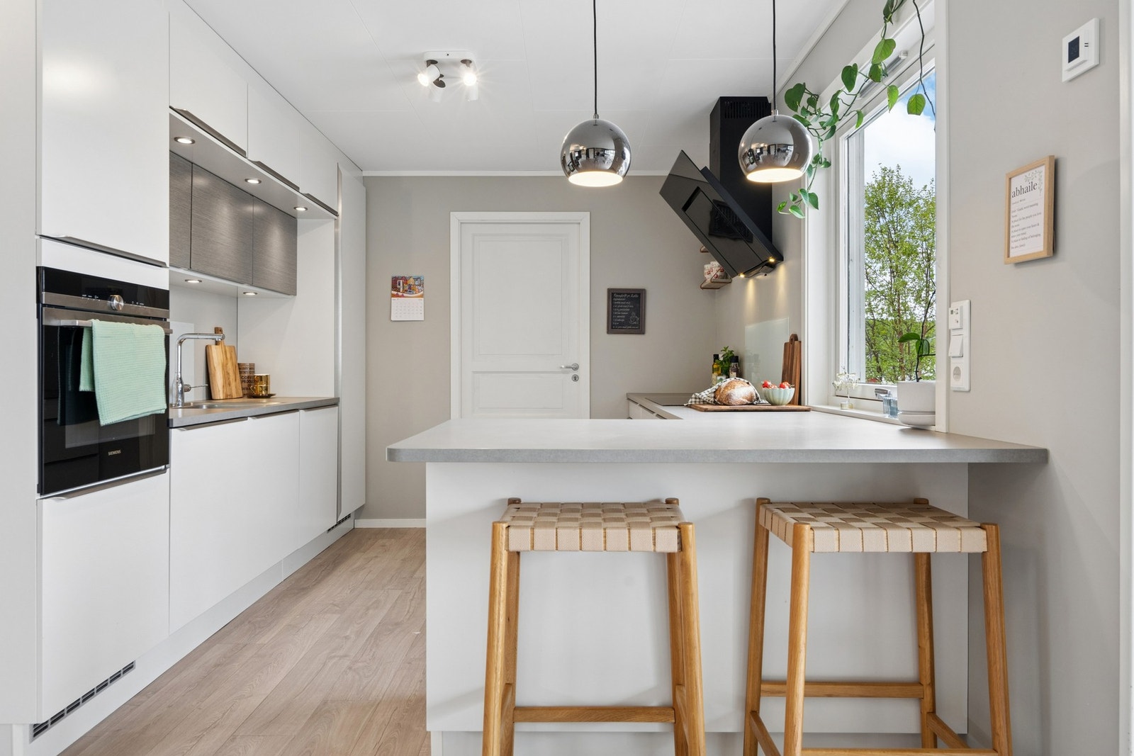 Halvøya fungerer som en praktisk frokostbar og et sosialt samlingspunkt. Galleribilde