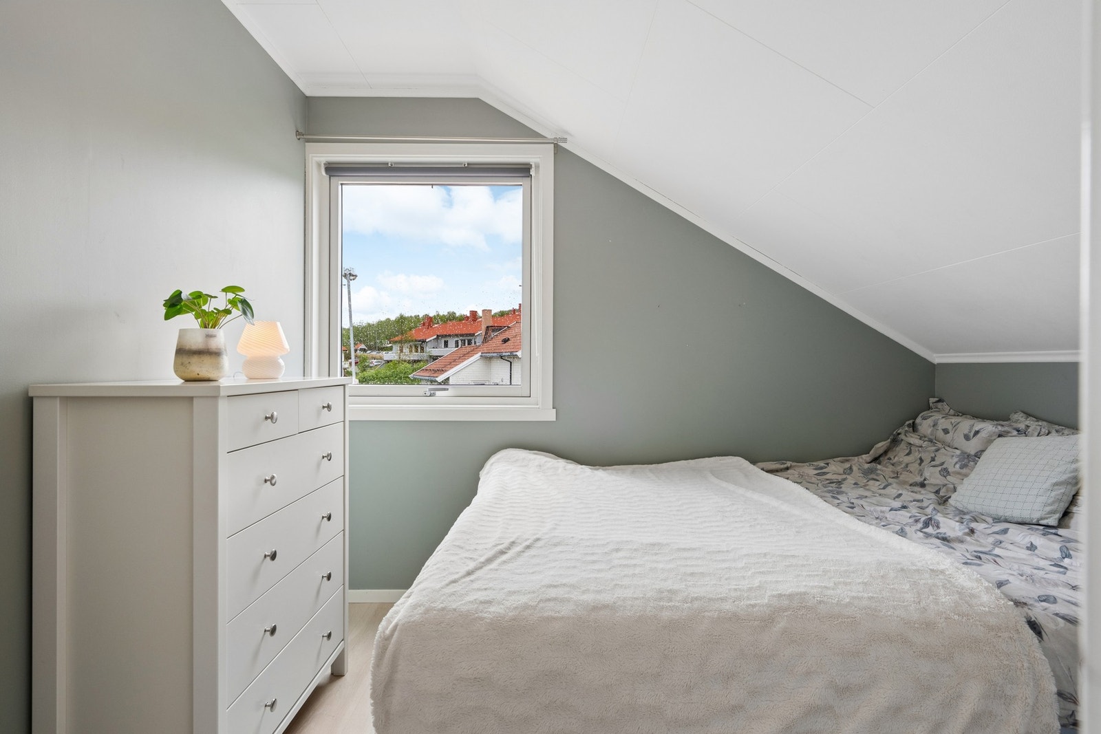 Et lunt og privat soverom med skråtak. Galleribilde