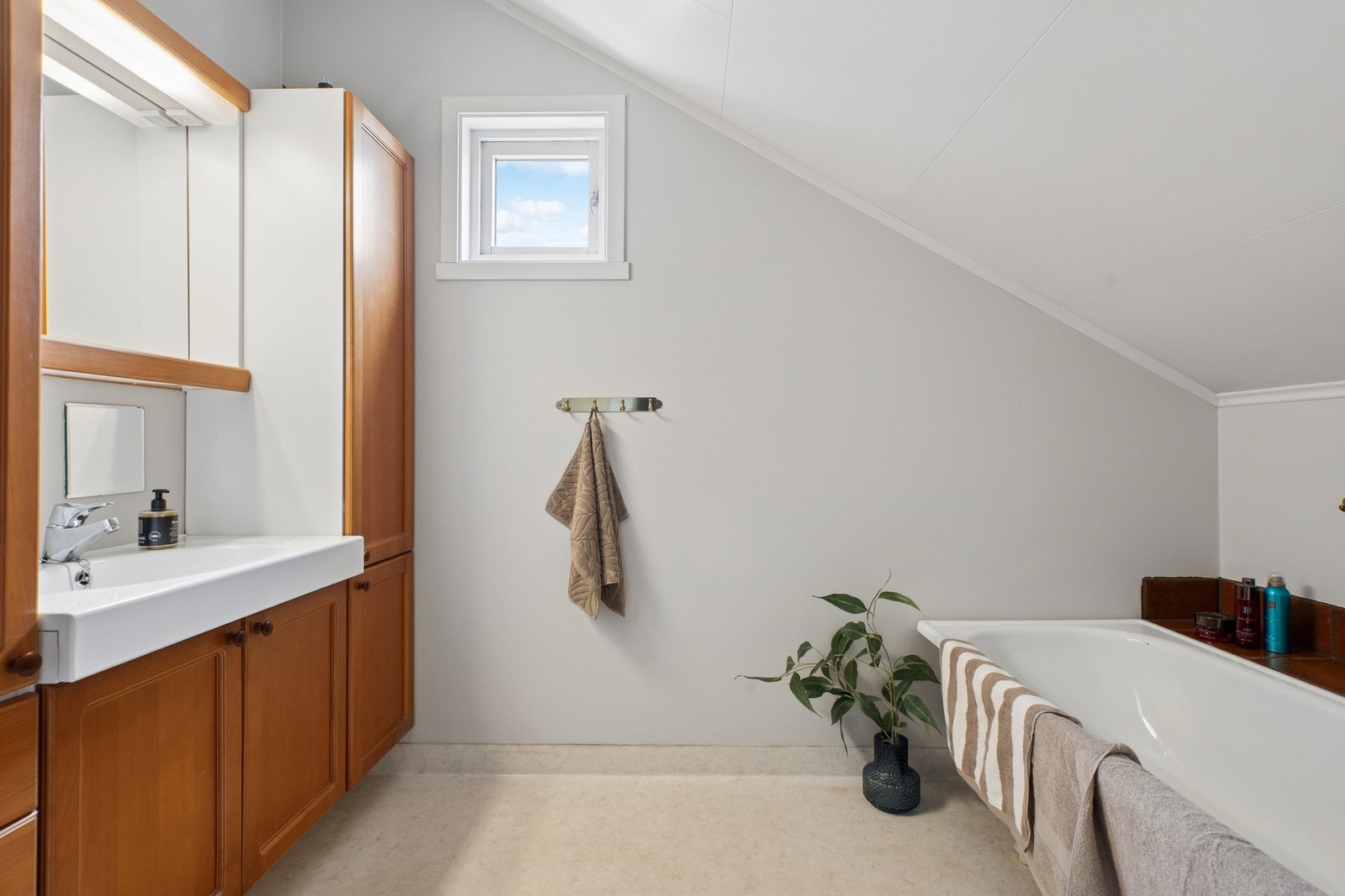 Badet er utstyrt med badekar, perfekt for småbarnsfamilier. Galleribilde