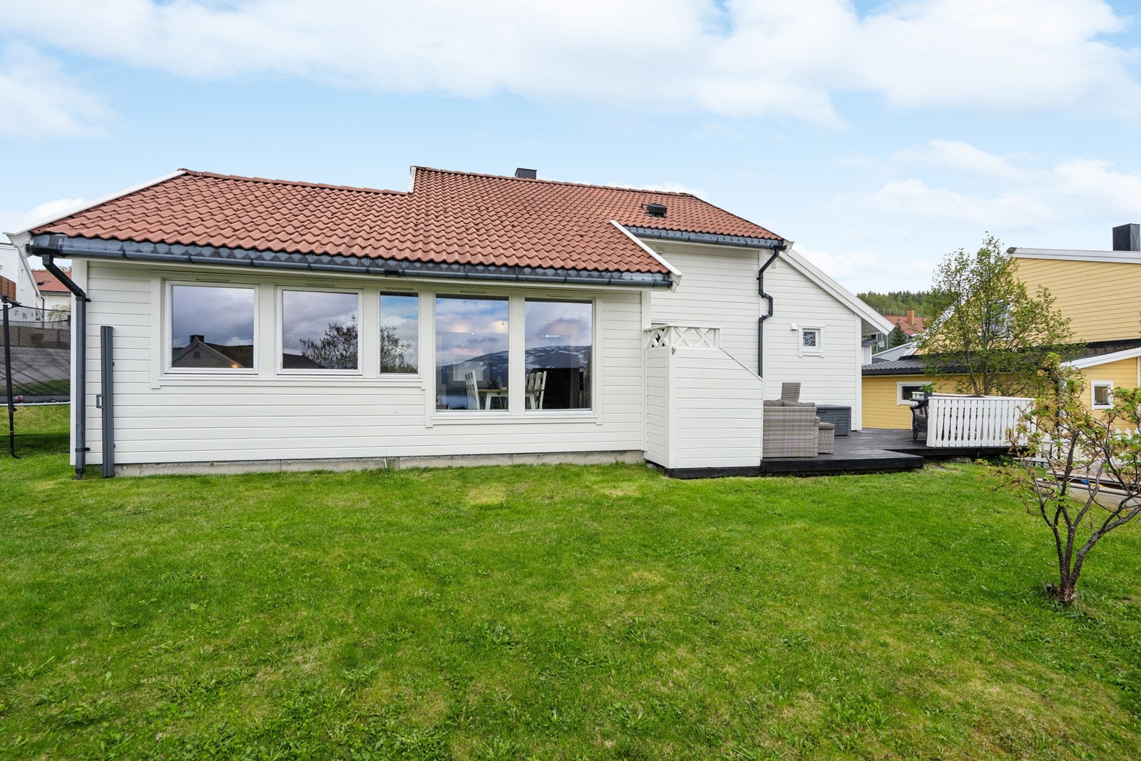 Eiendommen ligger i et etablert og rolig boligområde i Hamna. Galleribilde