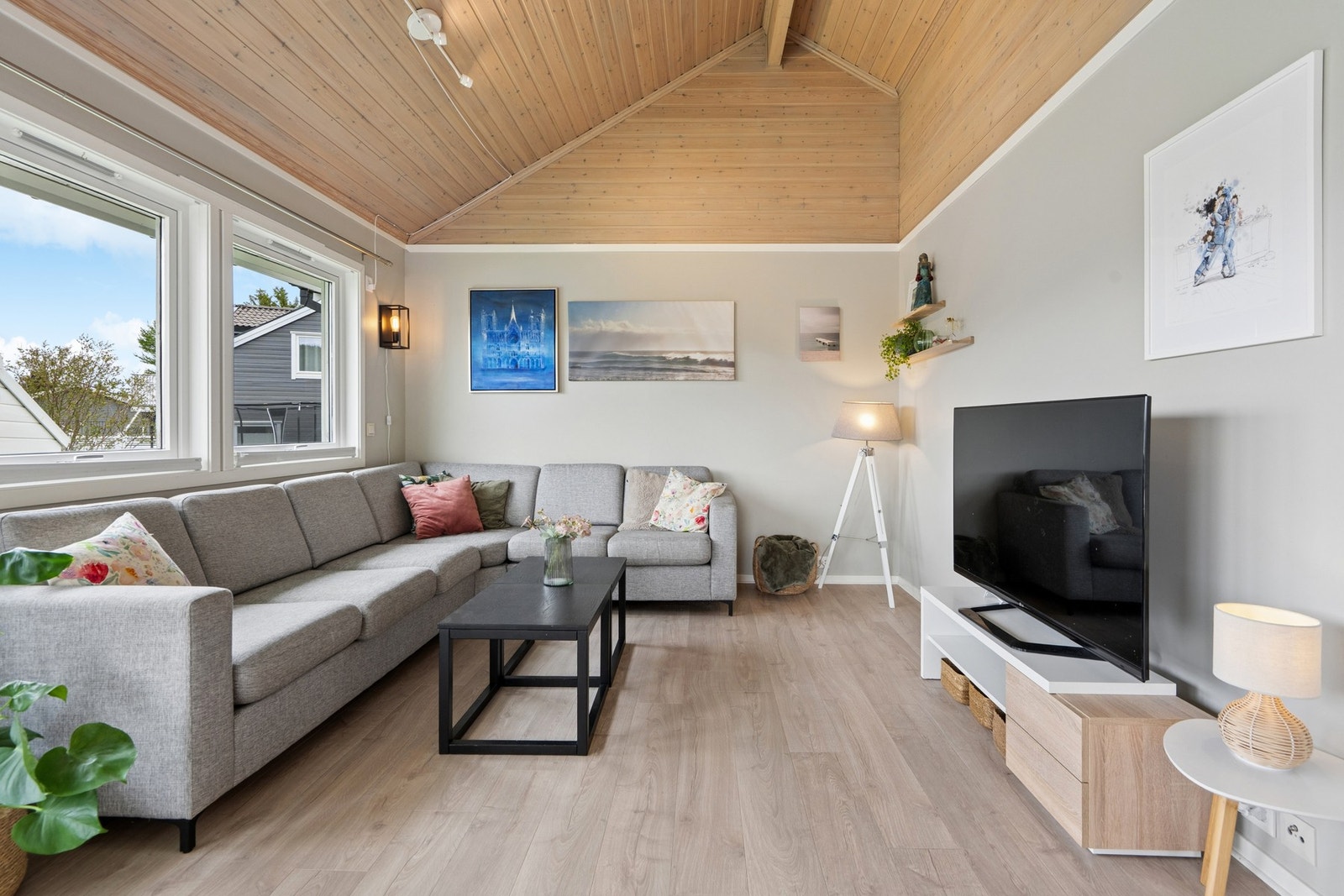 Den ene delen av stuen er en lun og koselig sone, perfekt for en romslig sofagruppe. Galleribilde
