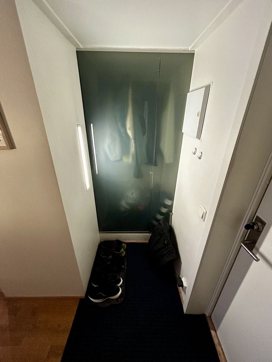 Garderobe med mulighet for jakkeoppheng og annen lagring Galleribilde