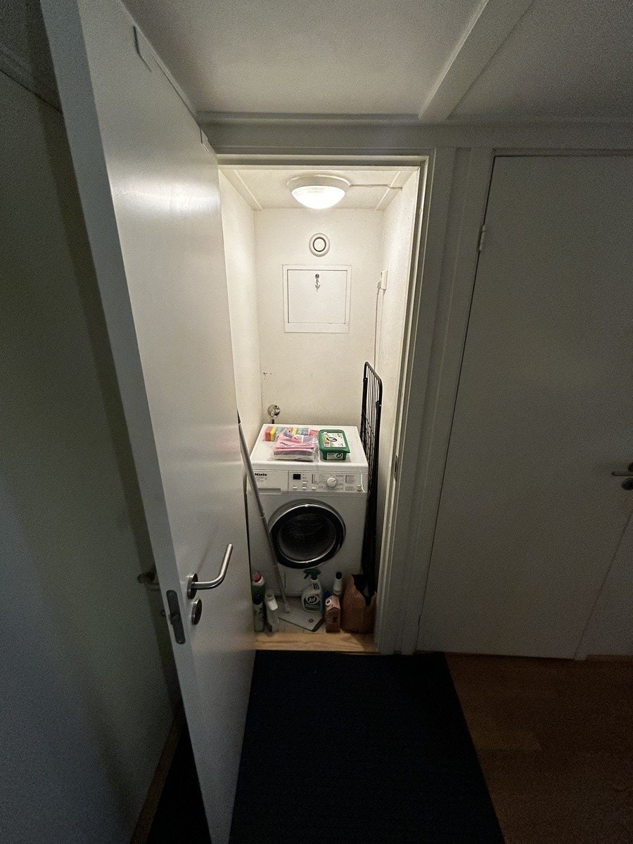 Vaskemaskin og tørkestativ Galleribilde