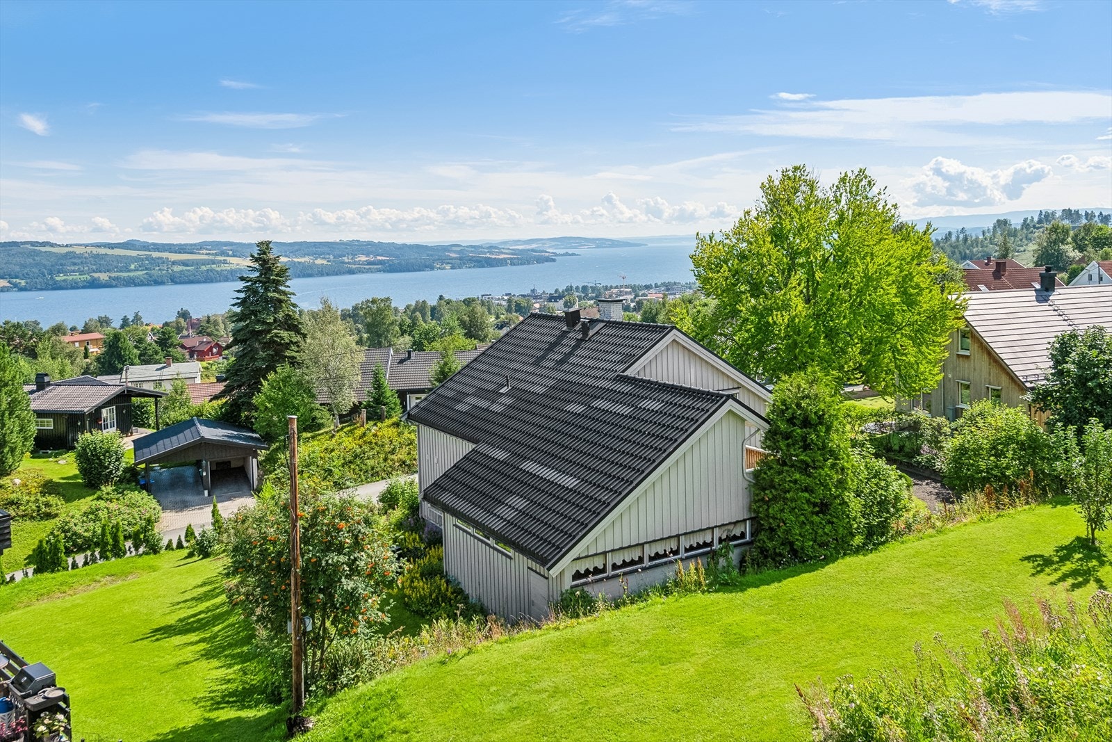 Koselig enebolig med fin utsikt til Mjøsa og nærområdet. Galleribilde