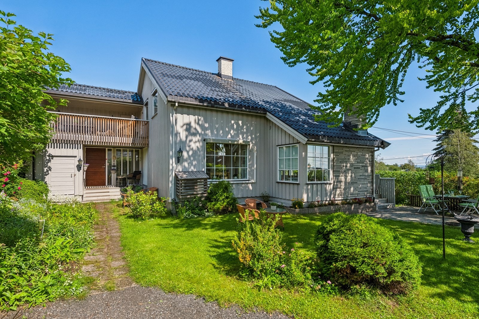 Enebolig fra 1957, påbygd mot vest i 1977 og mot sørvest i 1984. Boligen strekker seg over halvannet plan med kjeller og frittstående garasje. Galleribilde