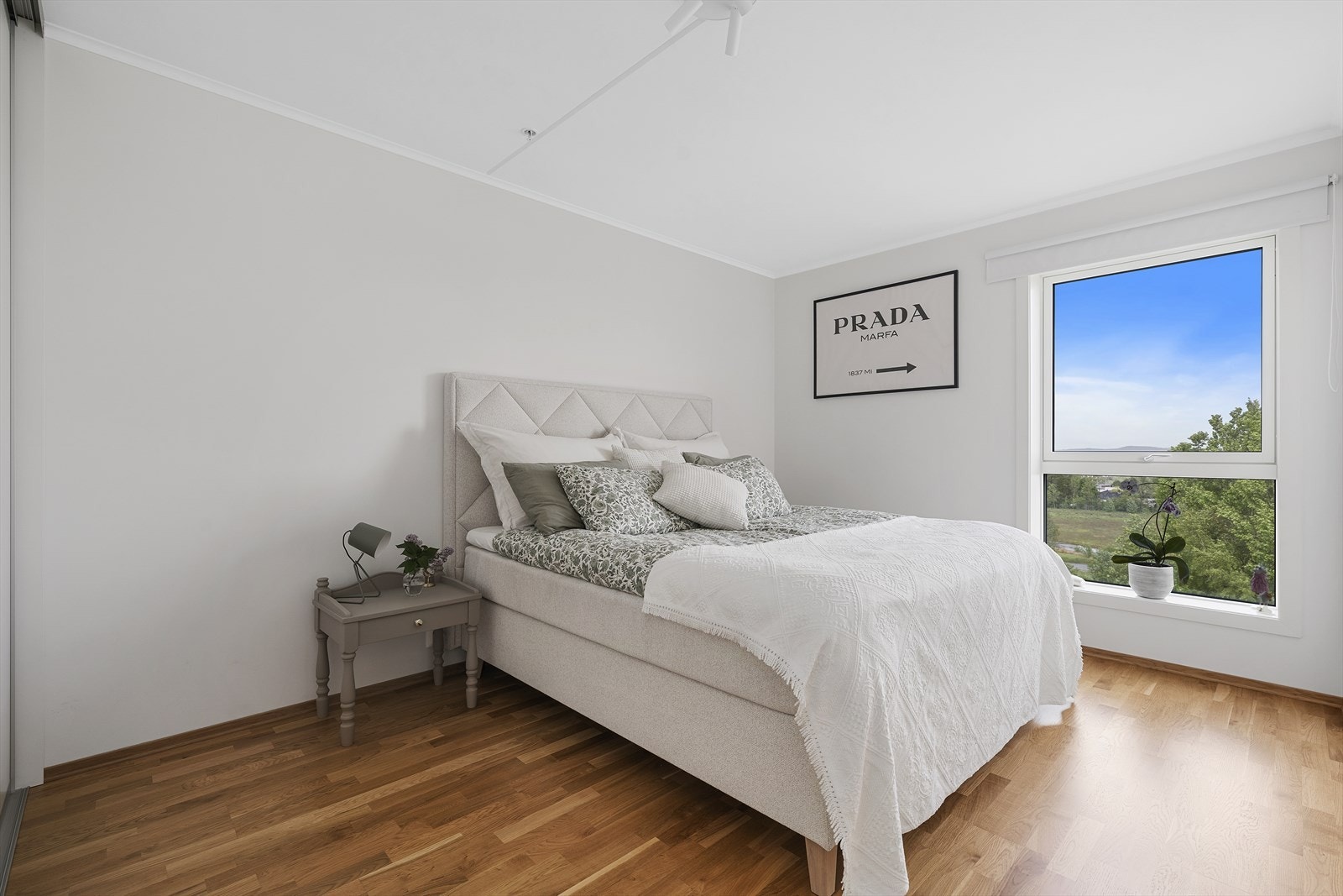 Romslig hovedsoverom med skyvedørsgarderobe med trådhyller. Galleribilde