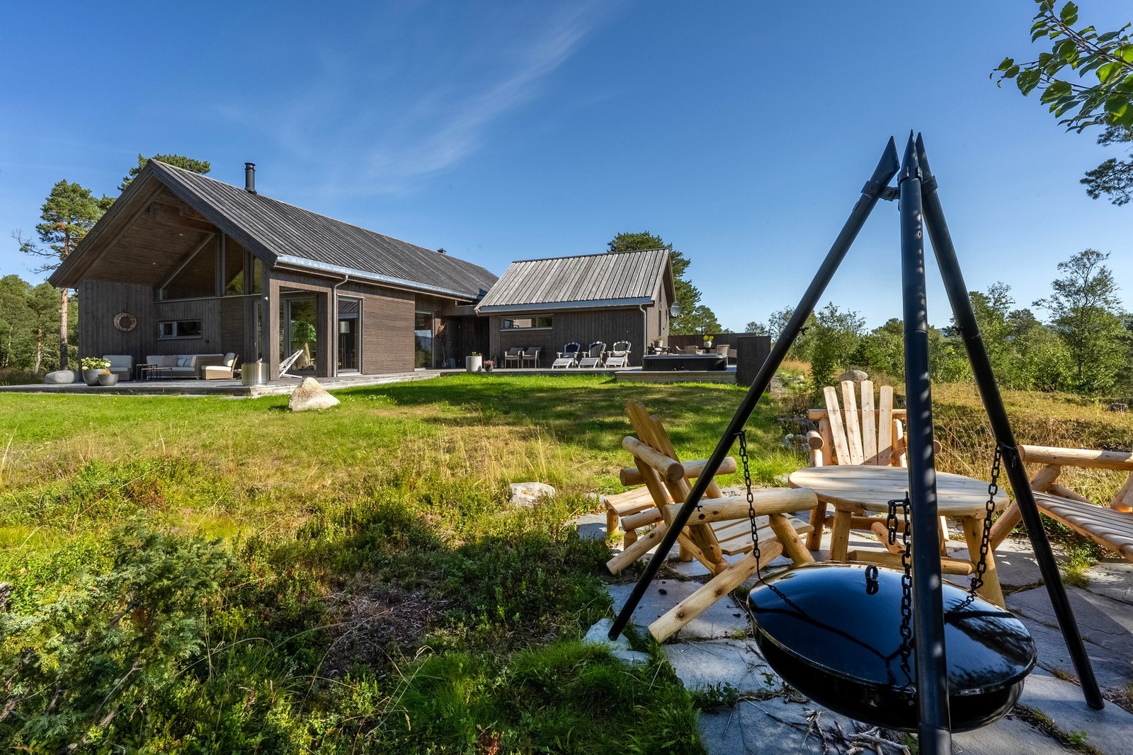 Hytta har flere flotte uteområder som kan nytes både på vinters- og sommerstid. Galleribilde