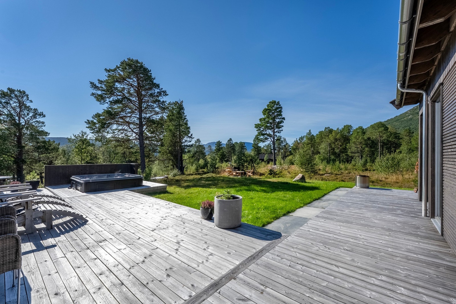 Boligen ligger i et rolig og attraktivt hytteområde i Oppdal omgitt av vakker fjellnatur. Galleribilde