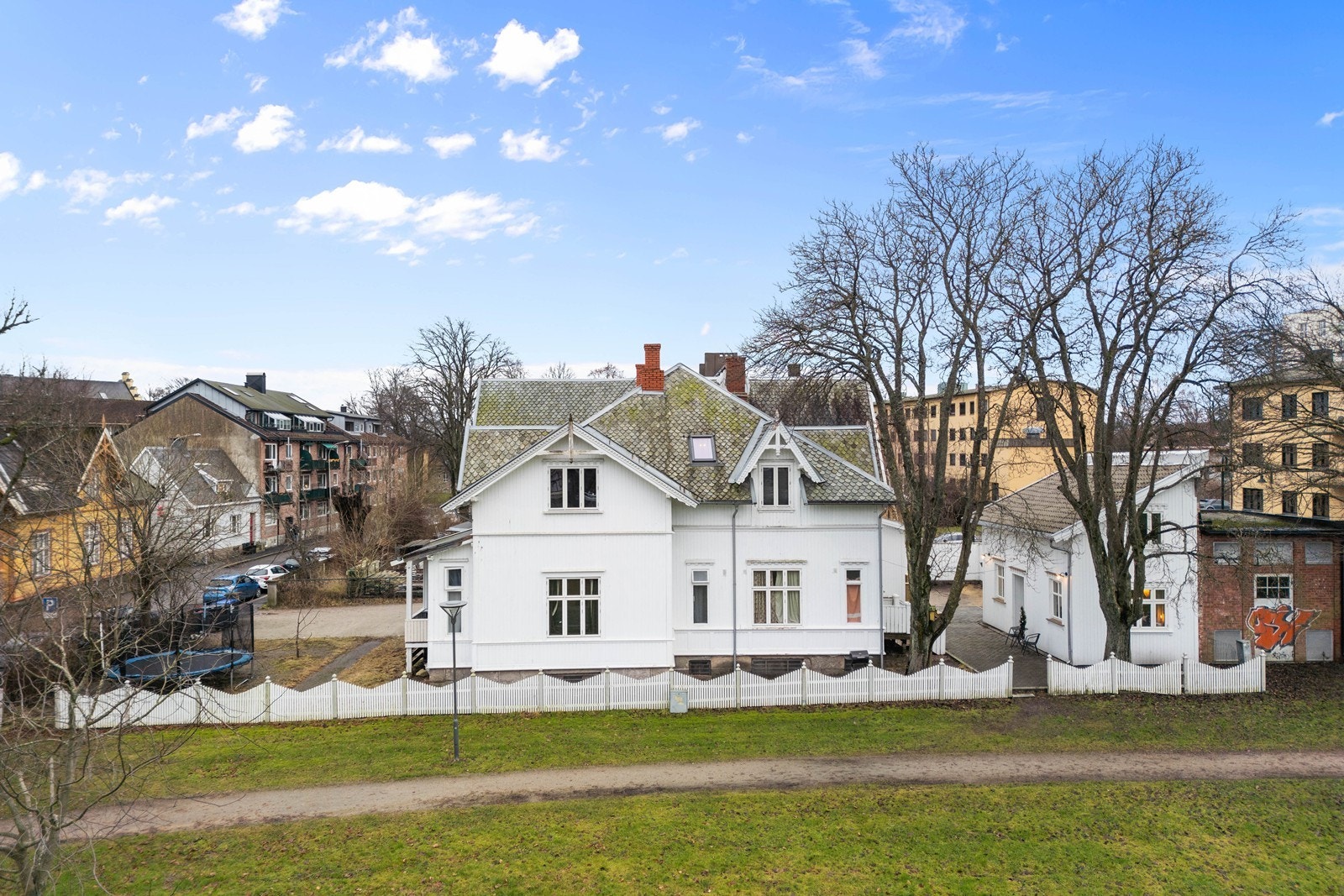 Bygningens arkitektur preges av klassiske detaljer. Galleribilde