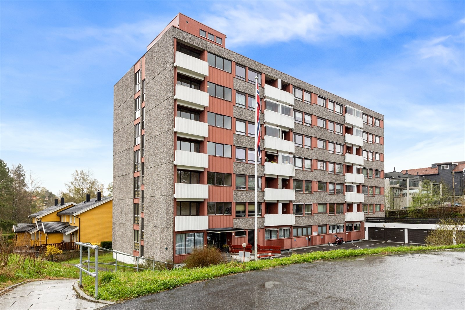 Leiligheten ligger i byggets 5. etasje Galleribilde