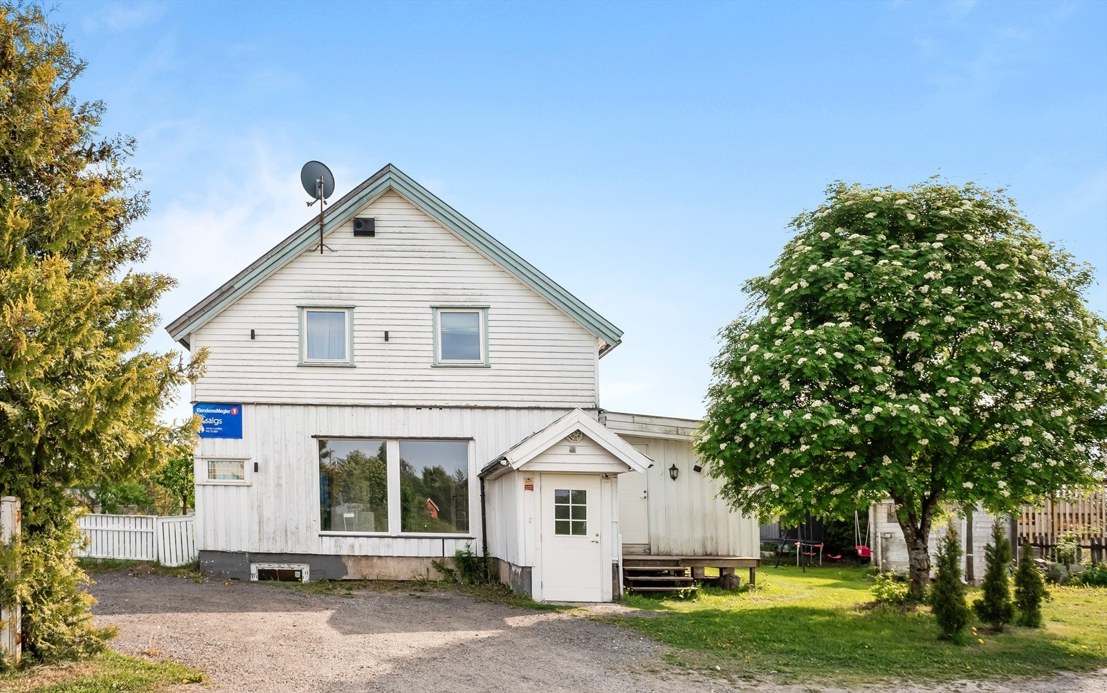 Praktisk egen gårdsplass til utleieleiligheten som har inngang på baksiden av huset. Galleribilde