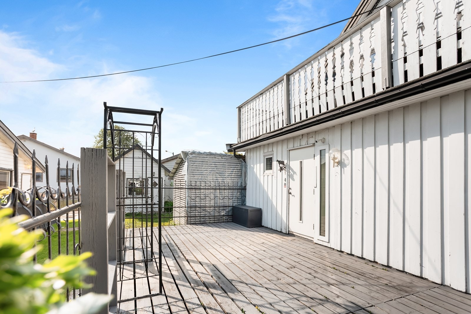 Den sørvendte terrassen på 31 m² er en herlig forlengelse av stuen på varme dager. Galleribilde
