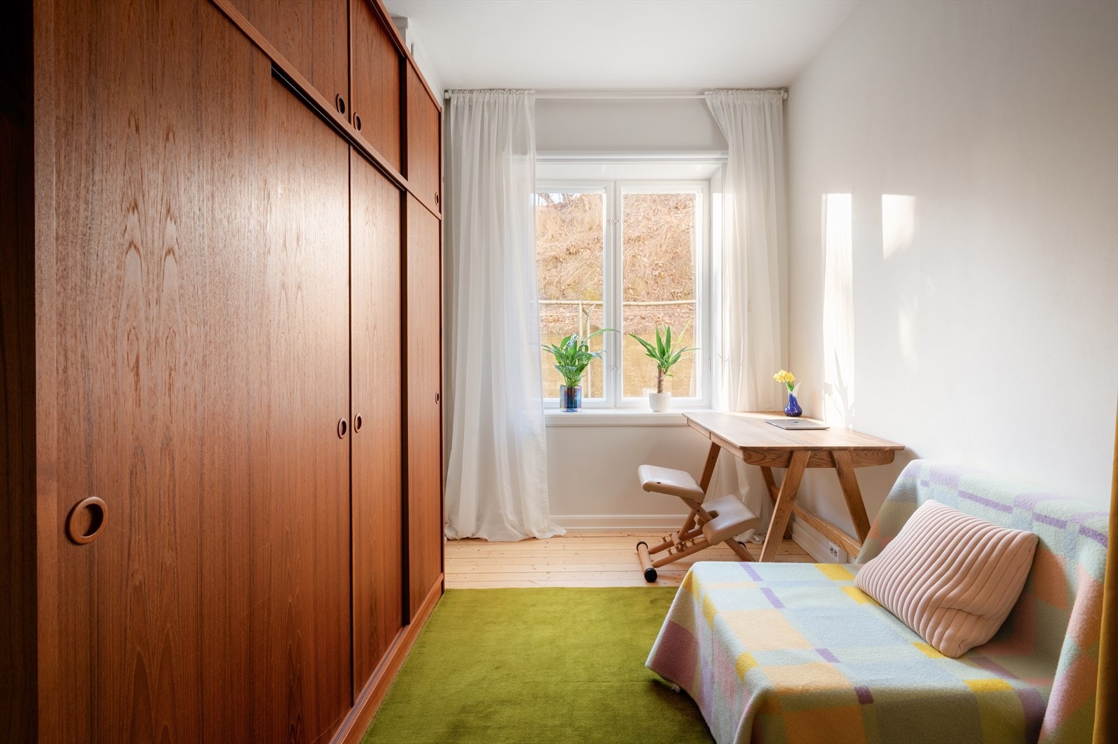 Soverom nr 2 har god plass til seng, nattbord og ønsket garderobeløsning. Dette rommet ligger inn mot bakgården og fungere fint som et barnerom, gjesterom eller hjemmekontor. Galleribilde