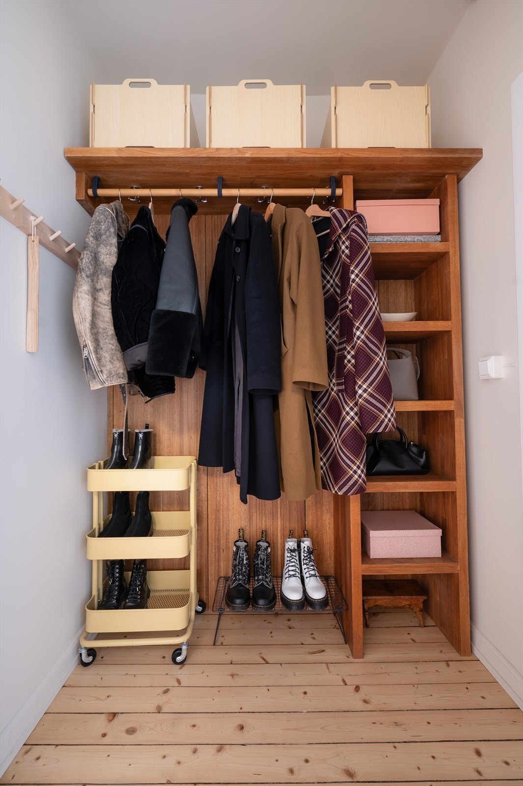Romslig inngangsparti, her finnes en praktisk garderobeløsning som sørger for god oppbevaringsplass. Leiligheten disponerer også en loft- og kjellerbod, med totalt 16 m² gulvareal. Galleribilde