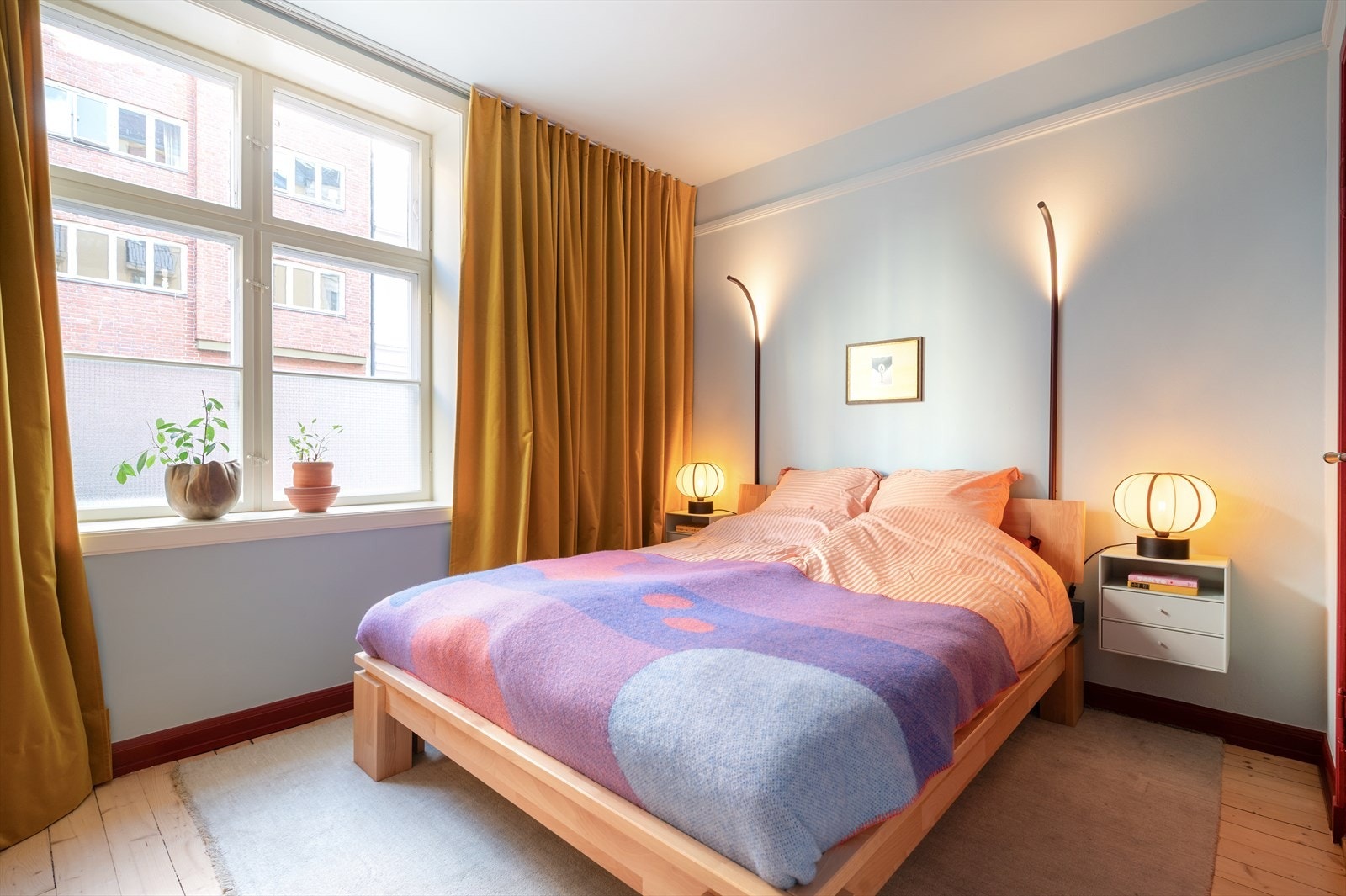 Hovedsoverommet har god plass til dobbeltseng og nattbord. Galleribilde
