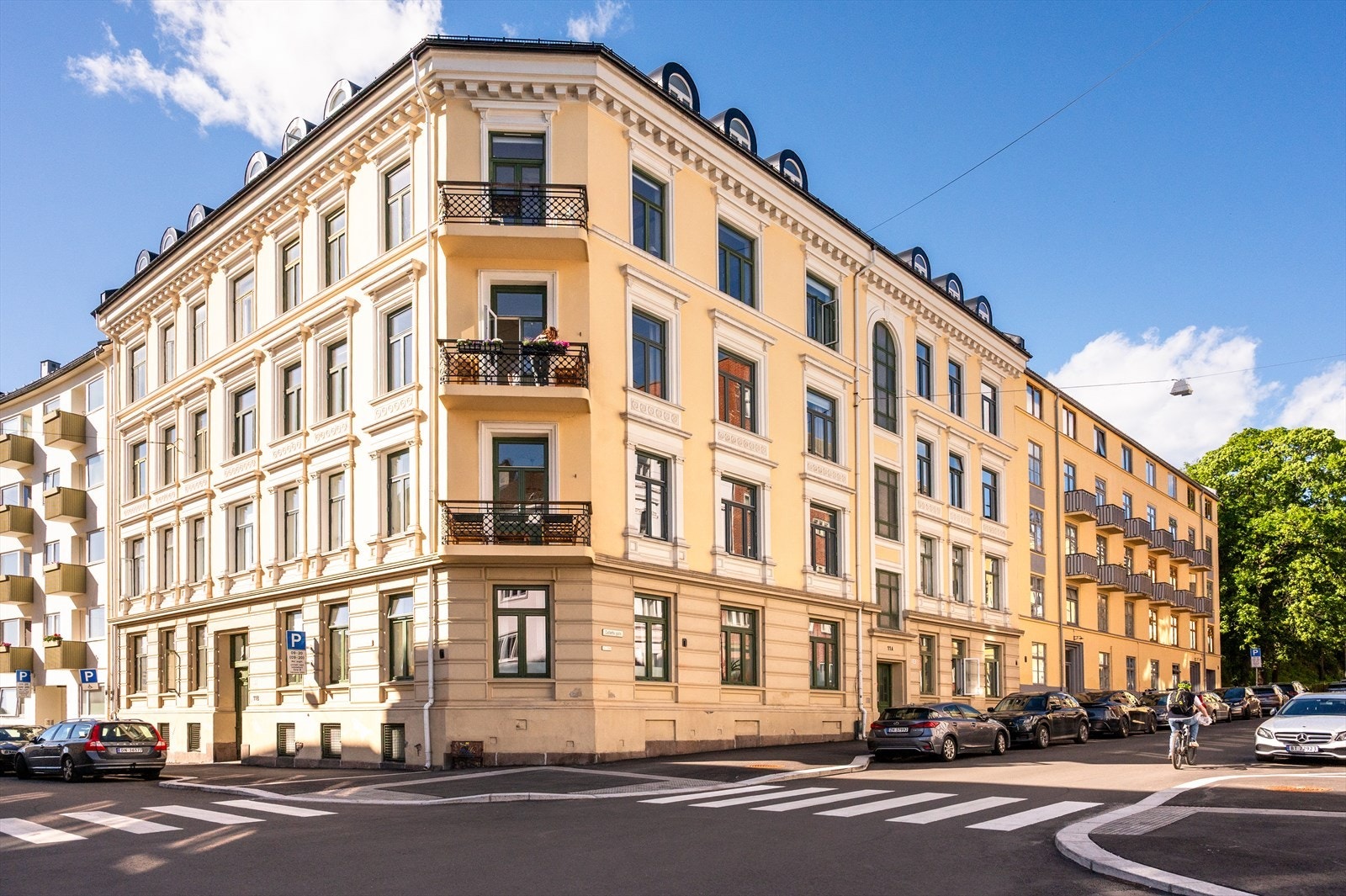 Colletts gate 13 A er en gjennomgående og romslig 4-roms leilighet med mye sjel og fargerik sjarm, beliggende i byggets første etasje i en klassisk bygård. Galleribilde