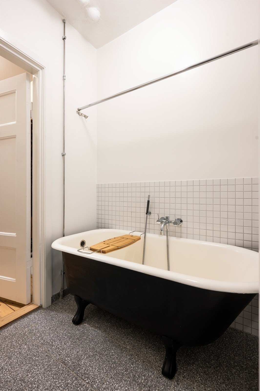 Rommet integrert skapinnredning og opplegg for vaskemaskin i egen nisjeløsning. Badet har også et badekar - perfekt for de minste! Galleribilde