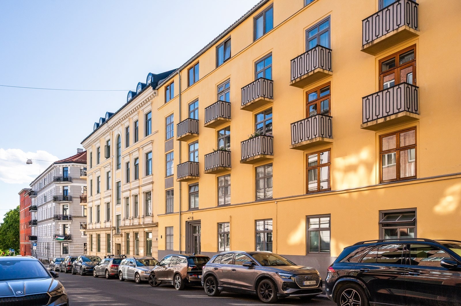 Leiligheten har en attraktiv beliggenhet mellom Bislett stadion og St. Hanshaugen park, med kort vei til servicetilbud, kollektivtransport og hyggelige rekreasjonsområder. Galleribilde