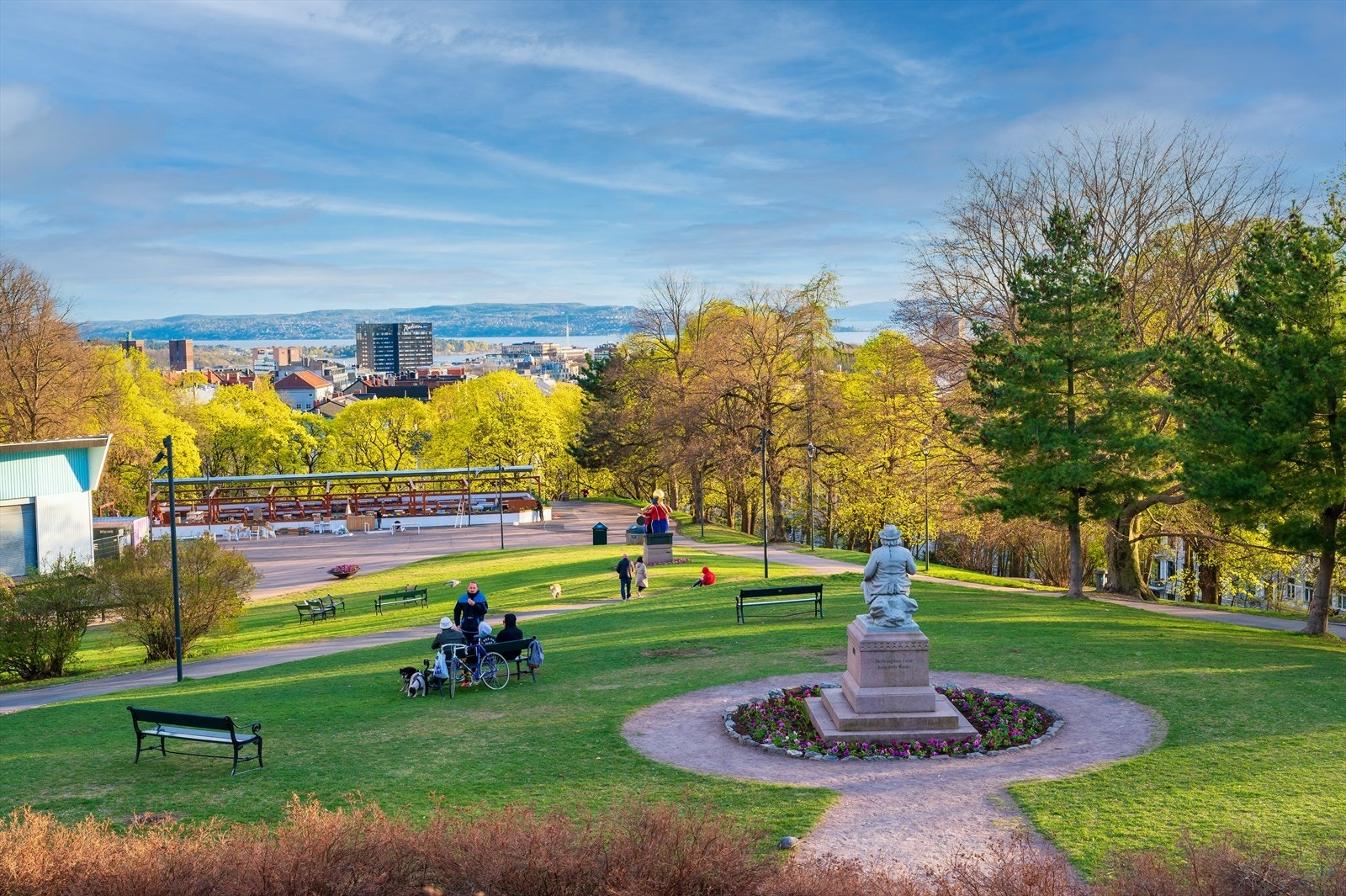 I tillegg er det kort vei til idylliske Stensparken. Frognerparken med populære Frognerbadet og Vigelandsparken ligger også innenfor komfortabel rekkevidde og gir gode rekreasjonsmuligheter både sommer og vinter. Galleribilde