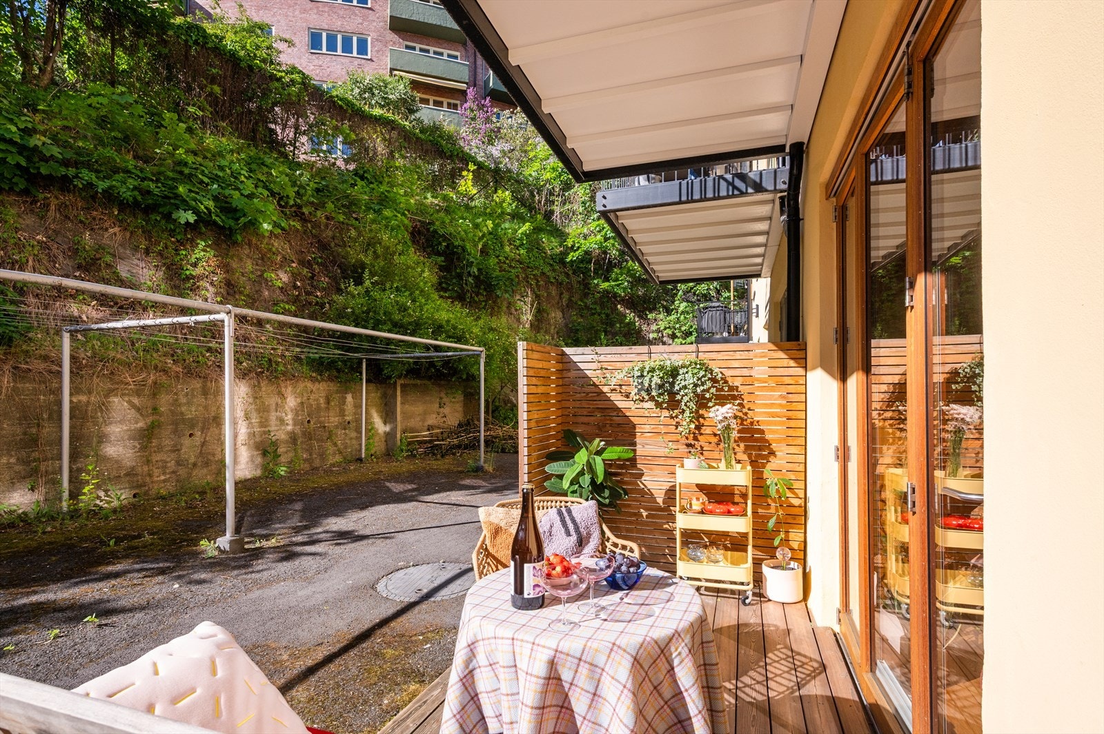 Utgang fra leiligheten til en markterrasse, og videre ut til en skjermet bakgård. Galleribilde