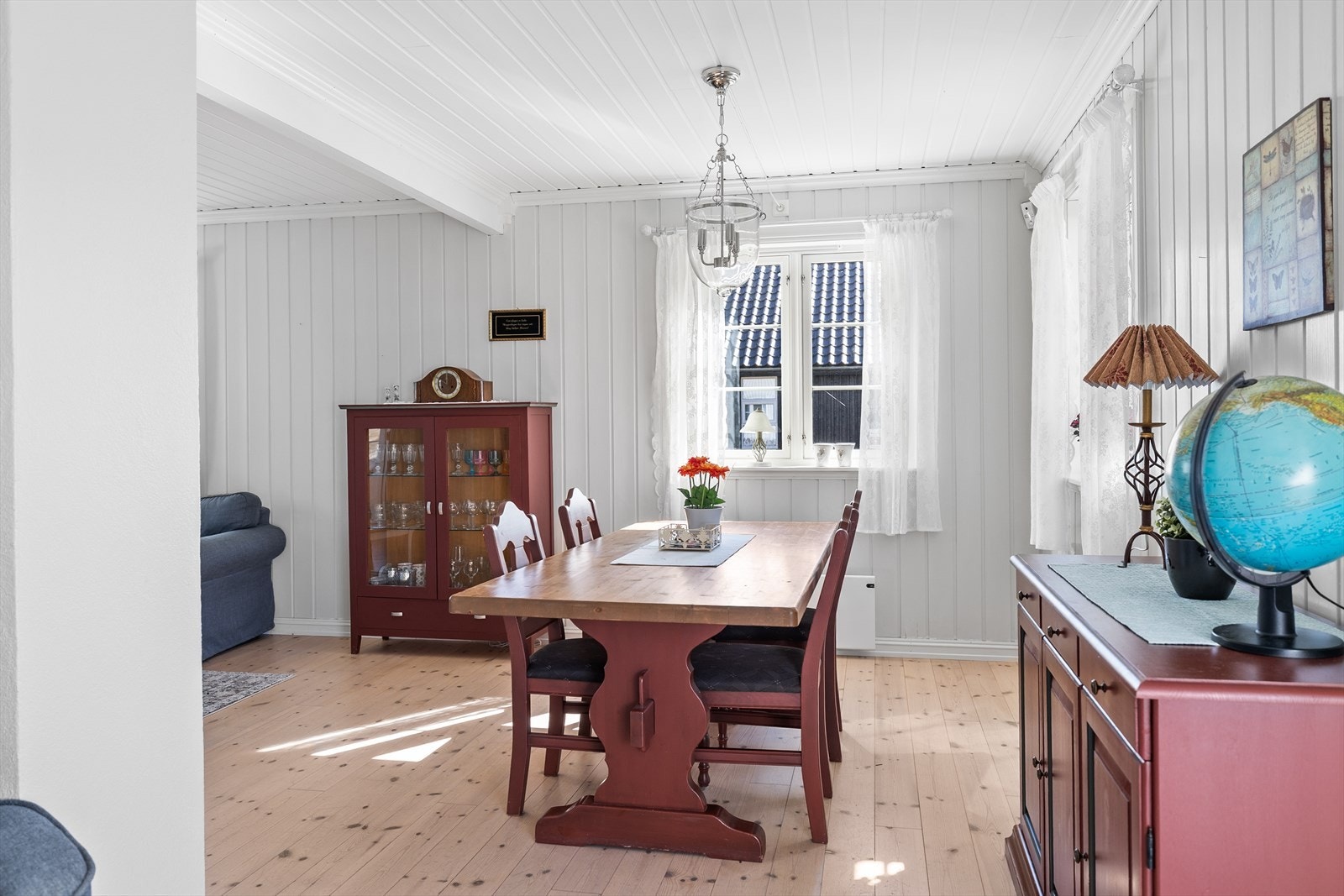 Romslig spiseområde med god plass til stort spisebord og mange gjester. Galleribilde