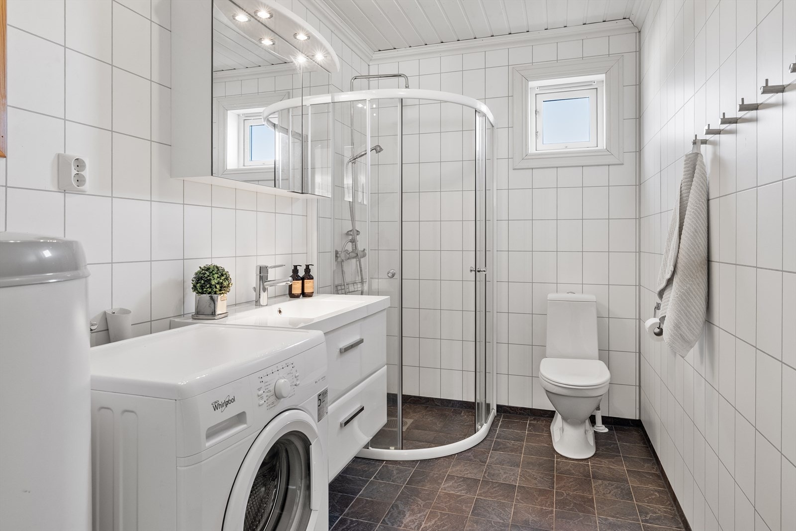 Lyst og flott bad med varmekabler i gulv og opplegg for vaskemaskin! Galleribilde
