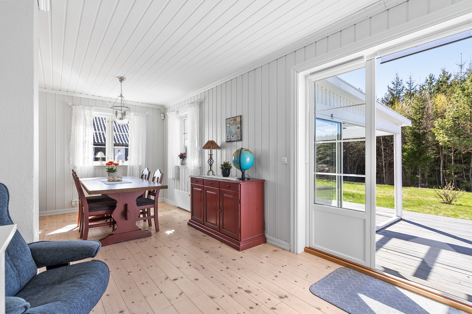 Herfra er det utgang til en nydelig terrasse, utestue og romslig hage. Galleribilde