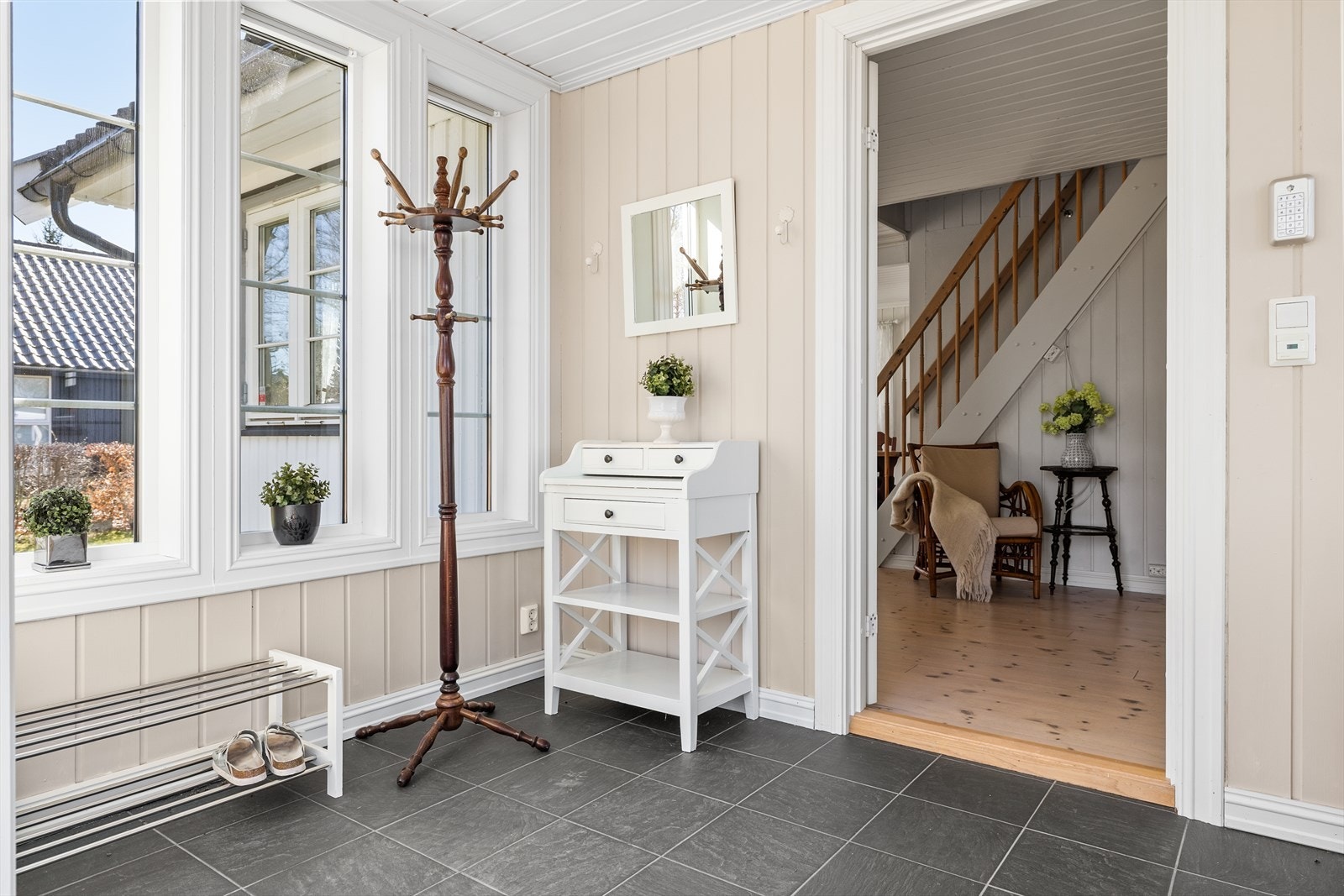 Generøse vindusflater som slipper inn godt med dagslys, sammen med praktiske fliser med varmekabler. Galleribilde