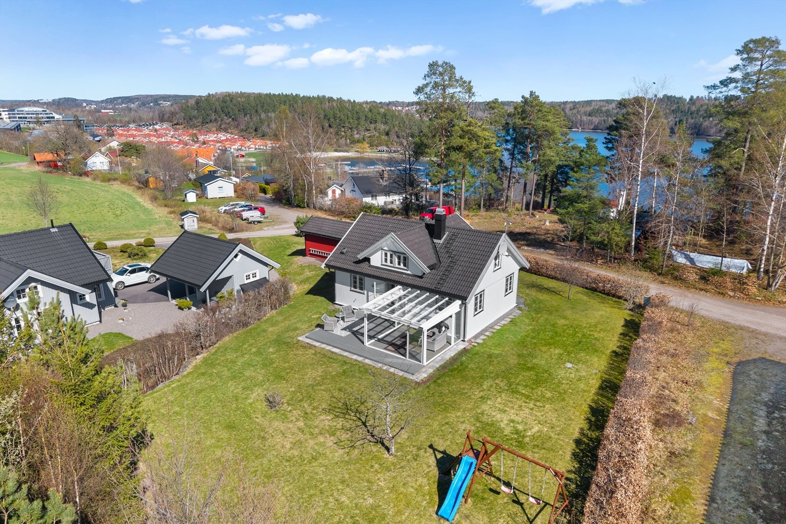Stor tomt på 1084.7 m² rett ved sjøen. Galleribilde