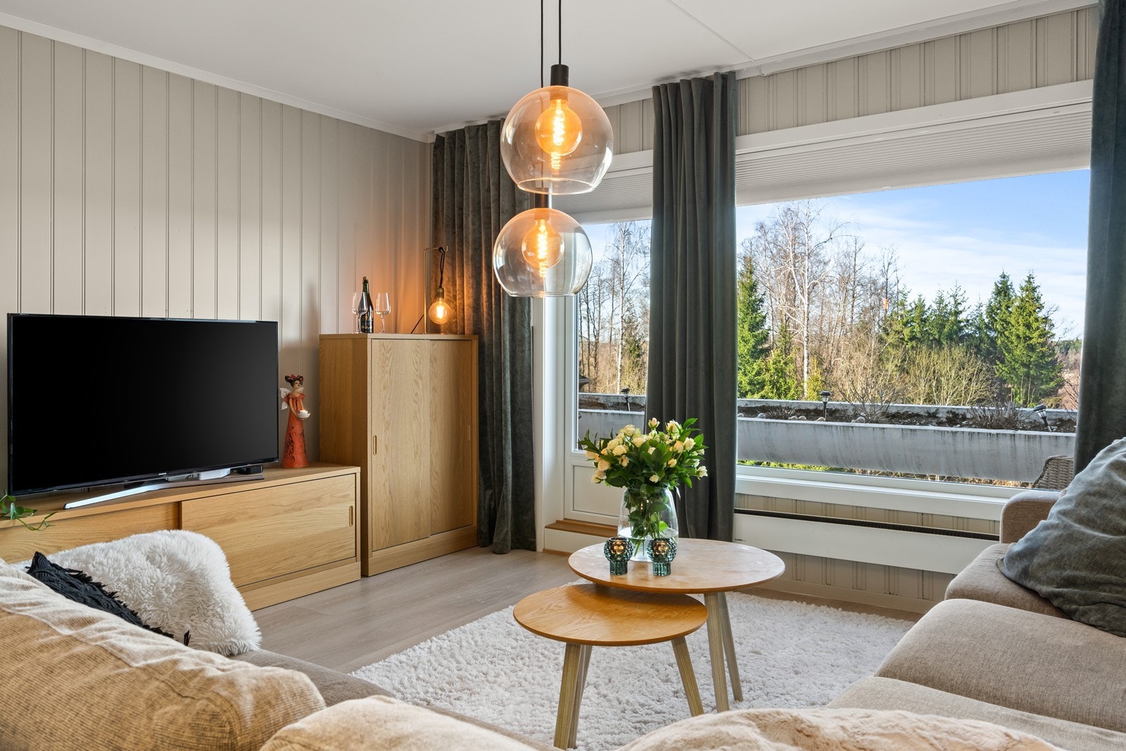 Vinduene er fra 2004 og slipper inn rikelig med dagslys, samtidig som de rammer inn utsikten. Galleribilde