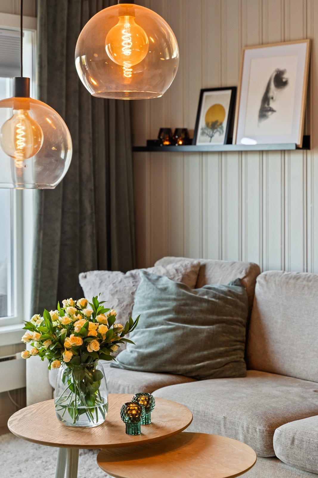 Overflatene består av laminatgulv og malt mdf-panel, som gir en lun og helhetlig atmosfære. Galleribilde