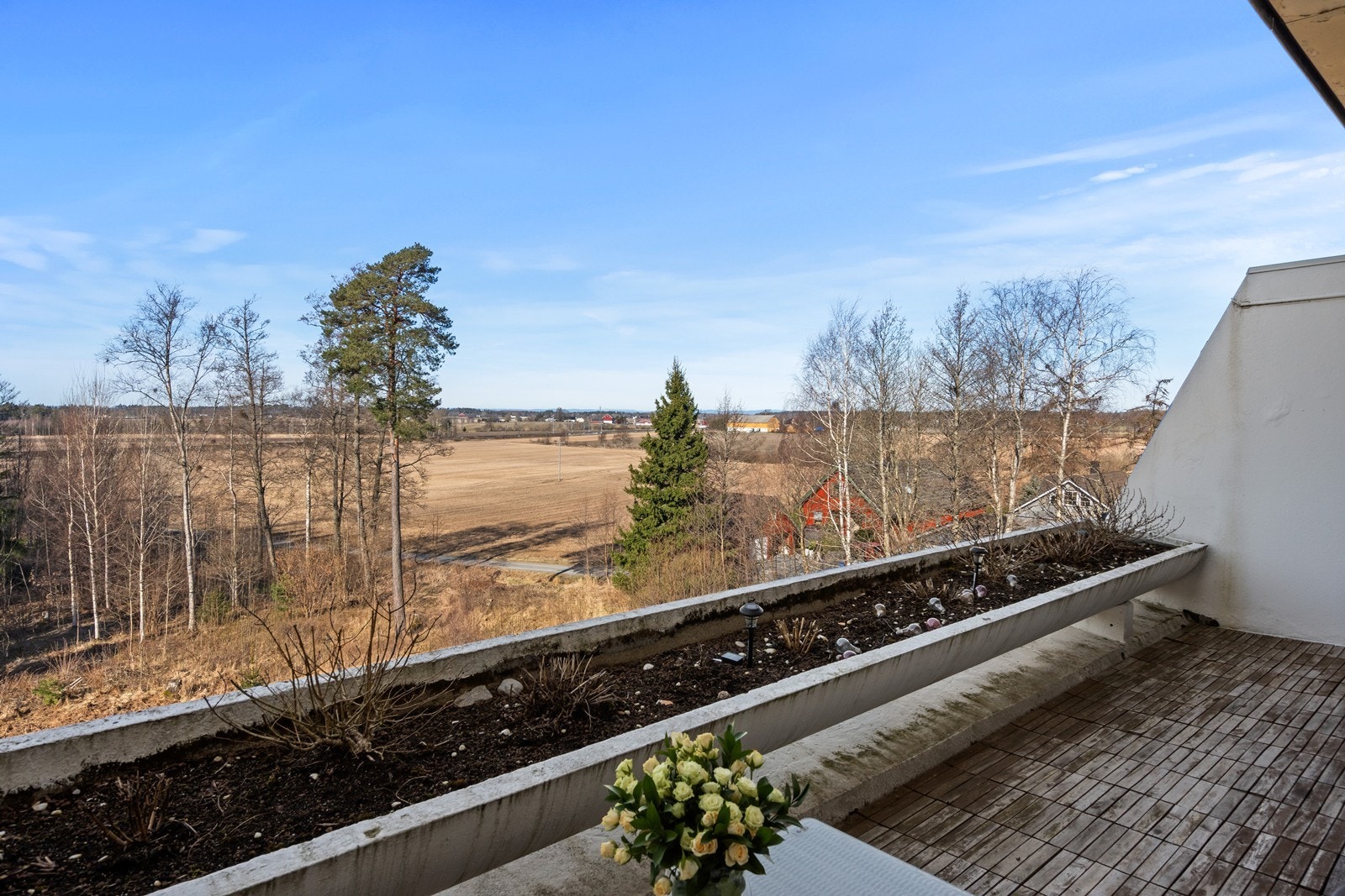 Utsyn over det omkringliggende landskapet fra balkongen. Galleribilde