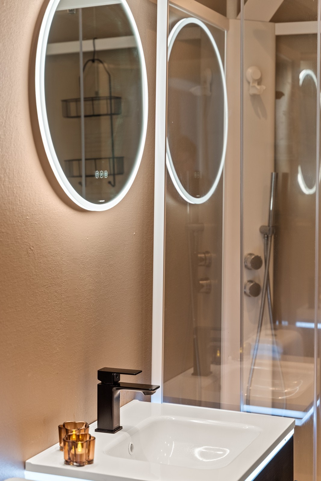 Moderne innredning med sorte armaturer og speil med integrert belysning. Galleribilde