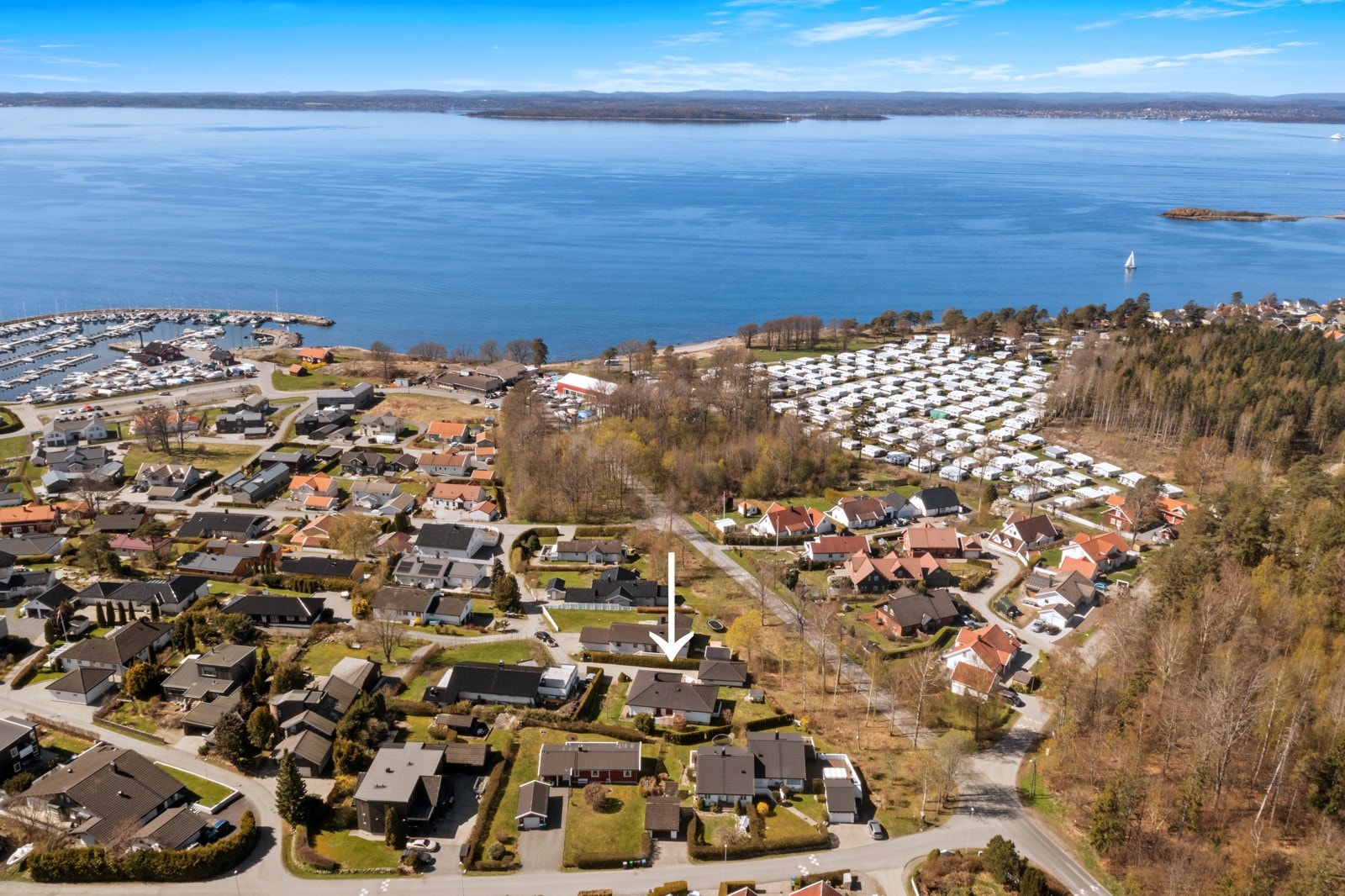 Boligen ligger i et rolig og etablert boligområde med nærhet til sjø, natur og flotte rekreasjonsmuligheter. Galleribilde