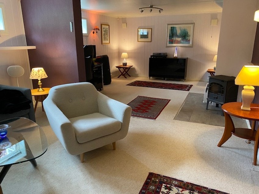 Romslig kjellerstue (opprinnelig hobbyrom) med egen kontorsone, godt med plass til både arbeid og avslapning. Galleribilde