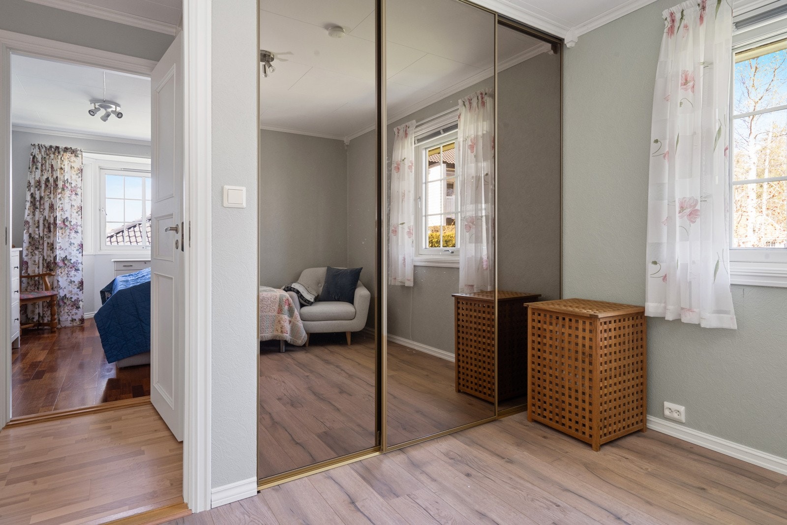Soverom 2 med praktisk skyvedørsgarderobe som gir god oppbevaringsplass. Galleribilde
