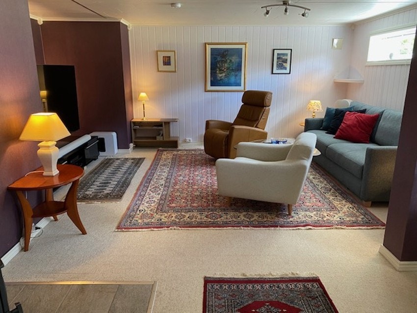 Kjelleren er ombygget med en mer åpen og forenklet planløsning. Det foreligger ikke dokumentasjon på at disse endringene er omsøkt og godkjent, se info i salgsoppgaven. Galleribilde