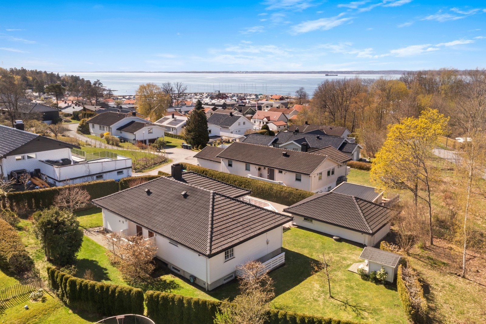 Praktisk og oversiktlig eiendom med god gårdsplass, frittstående dobbelgarasje og enkel adkomst. Galleribilde