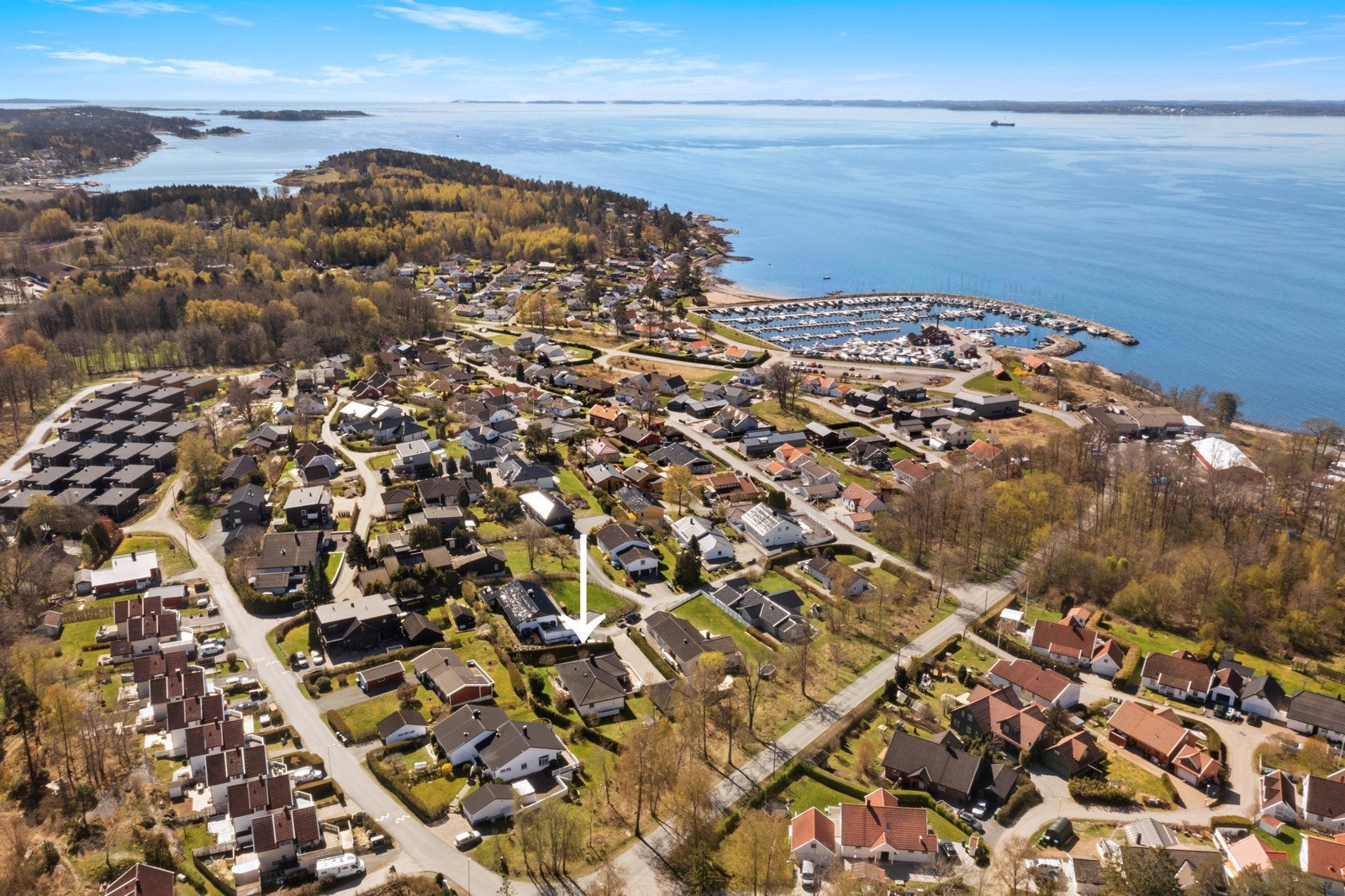 Kort vei til sjøen og attraktive kystområder med båthavn, svaberg og fine bademuligheter. Galleribilde