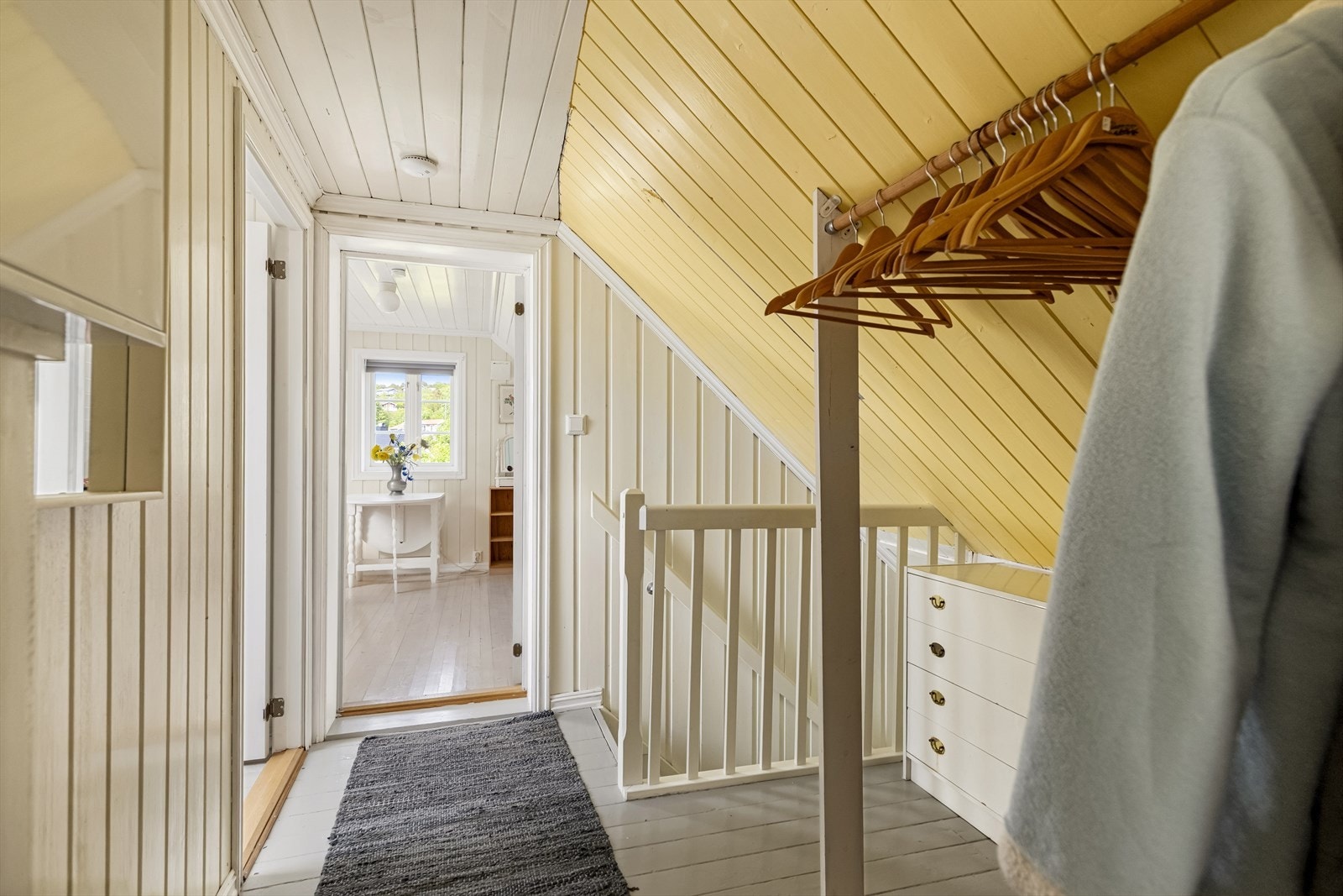 Via trappen kommer du opp til andre etasje som rommer en koselig gang og tre lyse rom som i dag benyttes som soverom, med sjarmerende skråtak og flott utsyn (Kun et av soverommene er godkjent som soverom. Les mer under punktet Ferdigattest/brukstillatelse Galleribilde
