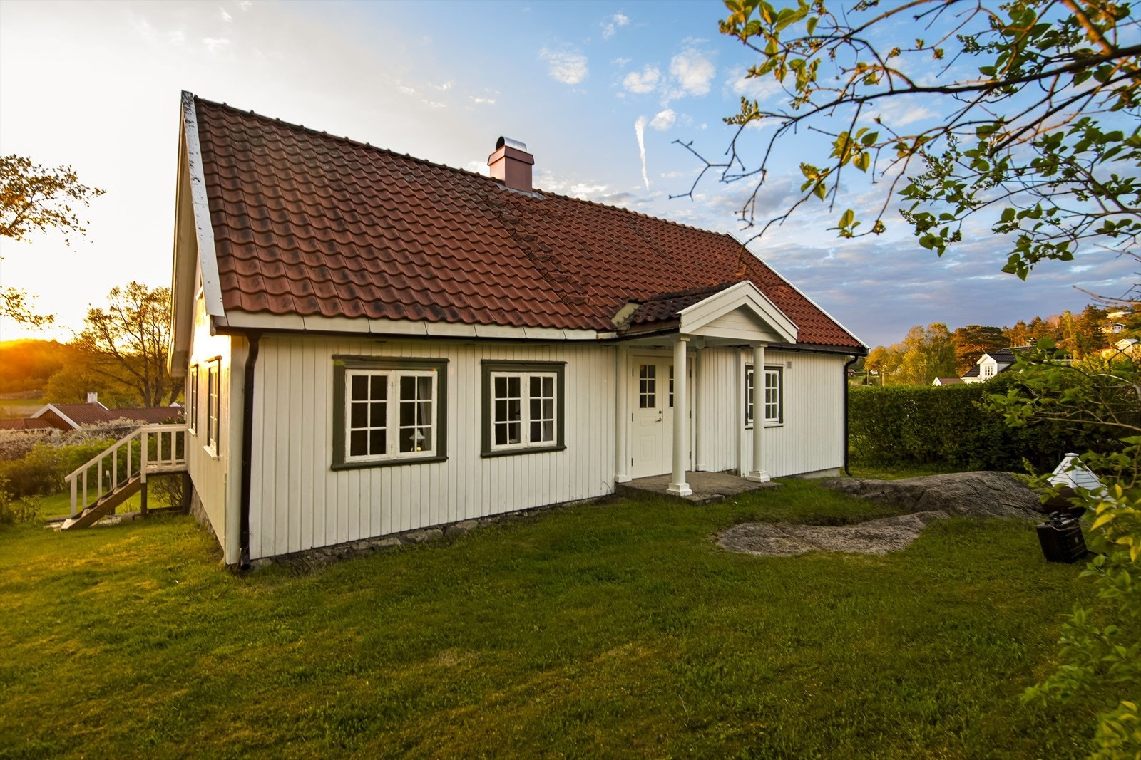 Det er svært gode og romslige parkeringsmuligheter på eiendommens egen gårdsplass. Her er det plass til å enkelt parkere 3 biler på rekke, samt flere biler ved behov. Galleribilde