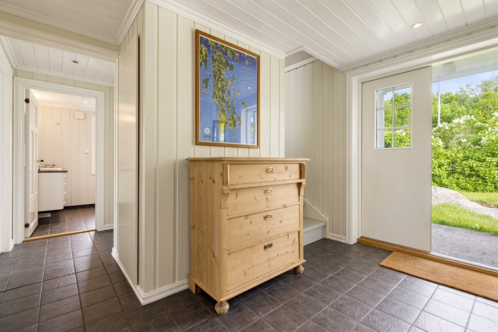 Du ønskes velkommen inn i en lys og romslig entré/hall som gir et godt førsteinntrykk av boligen. Galleribilde