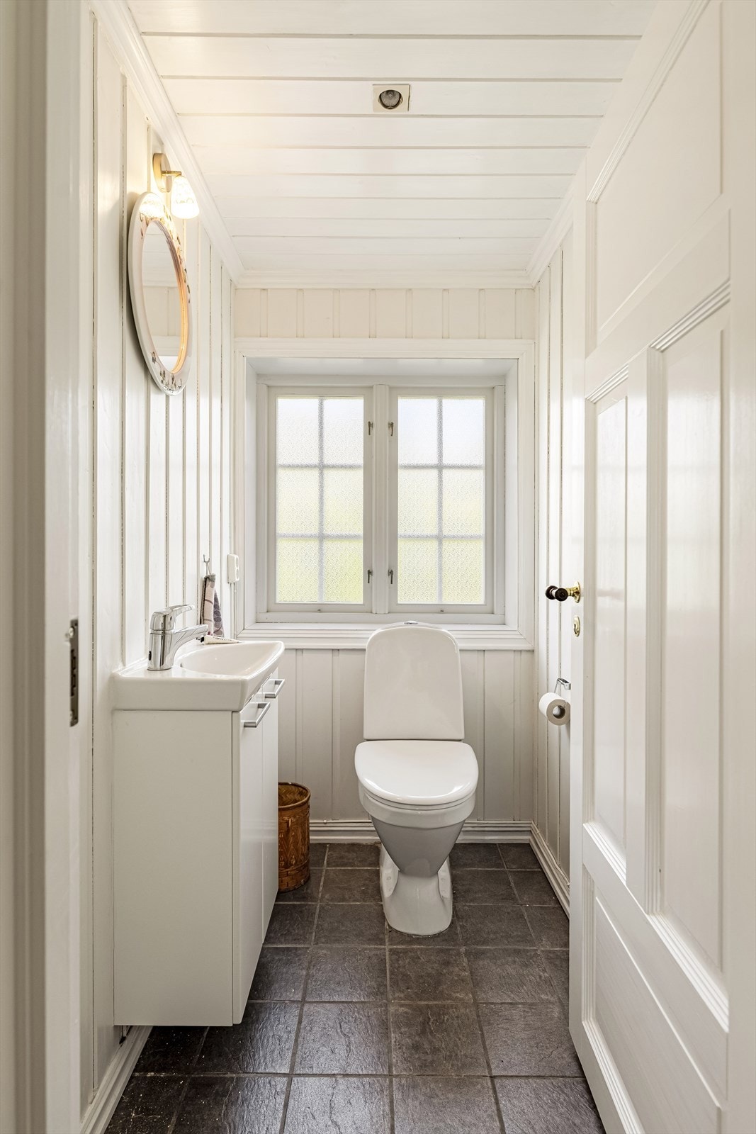 I tillegg har etasjen et separat, praktisk toalettrom fra 2010 med fliser på gulv, panel, servant og wc. Galleribilde