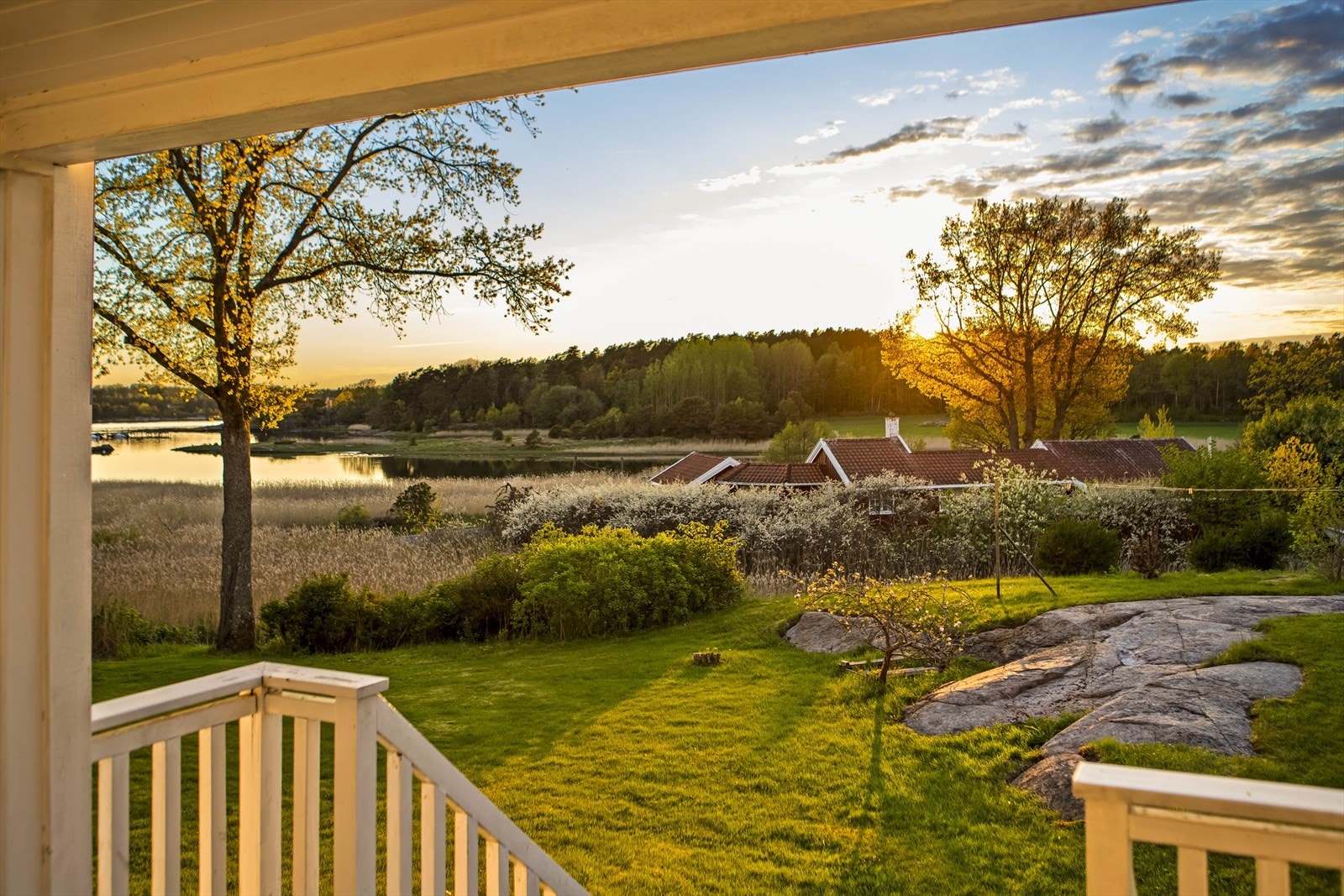 Det er adkomst fra både kjøkkenet og det ene soverommet, med trapper videre ned til den solrike hagen. Galleribilde