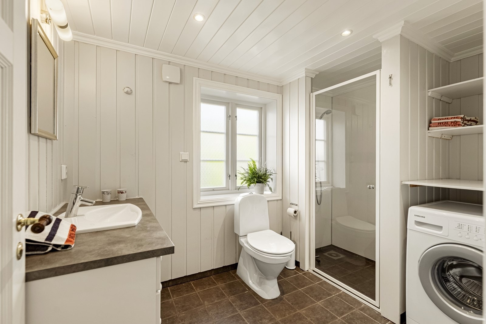 Badet er pent innredet med fliser på gulv med behagelige elektriske varmekabler. Galleribilde