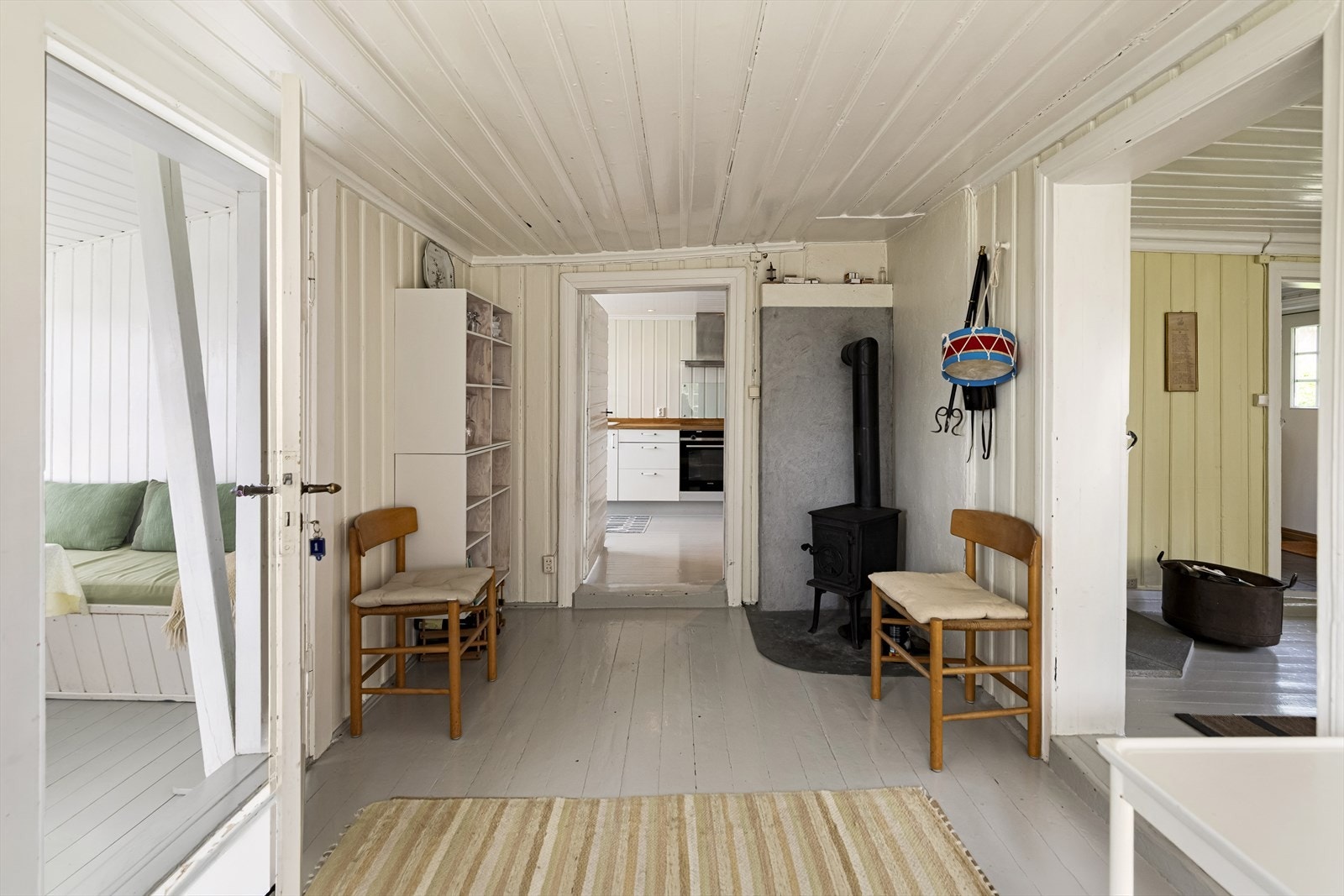 Rommet har egen klassisk vedovn og adkomst fra kjøkkenet og hovedstuen. Galleribilde