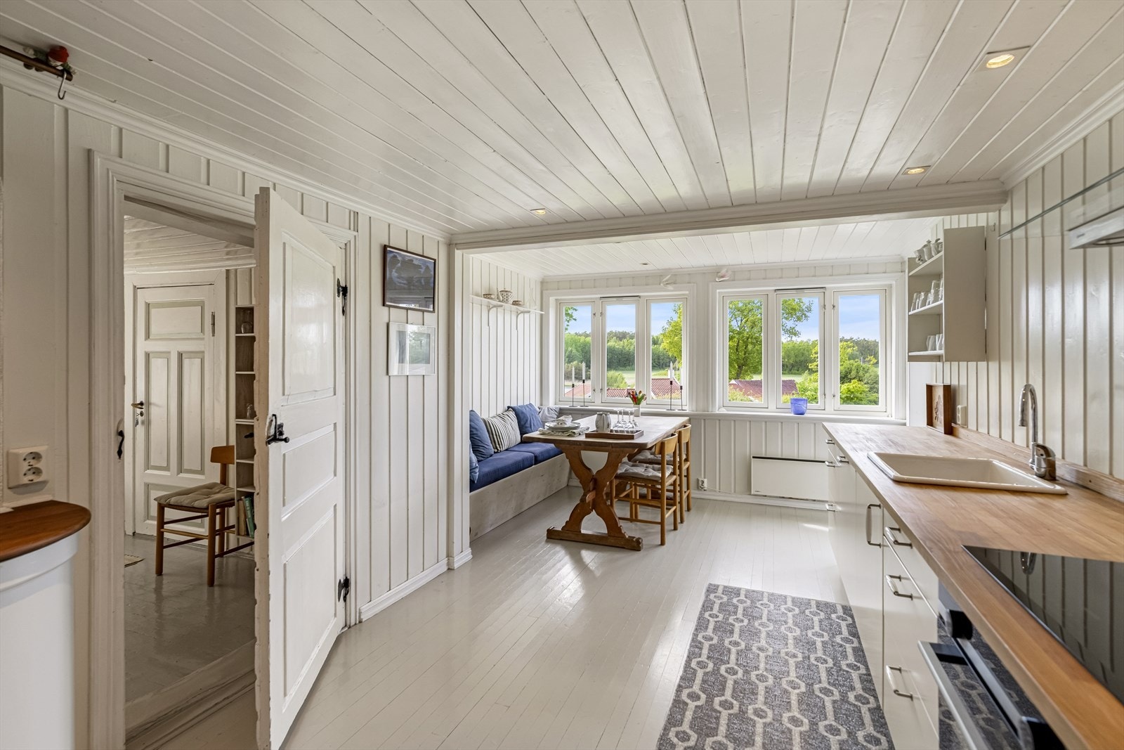 Hele den ene veggen er fylt med vinduer som slipper inn god med lys til sent på kvelden. Galleribilde