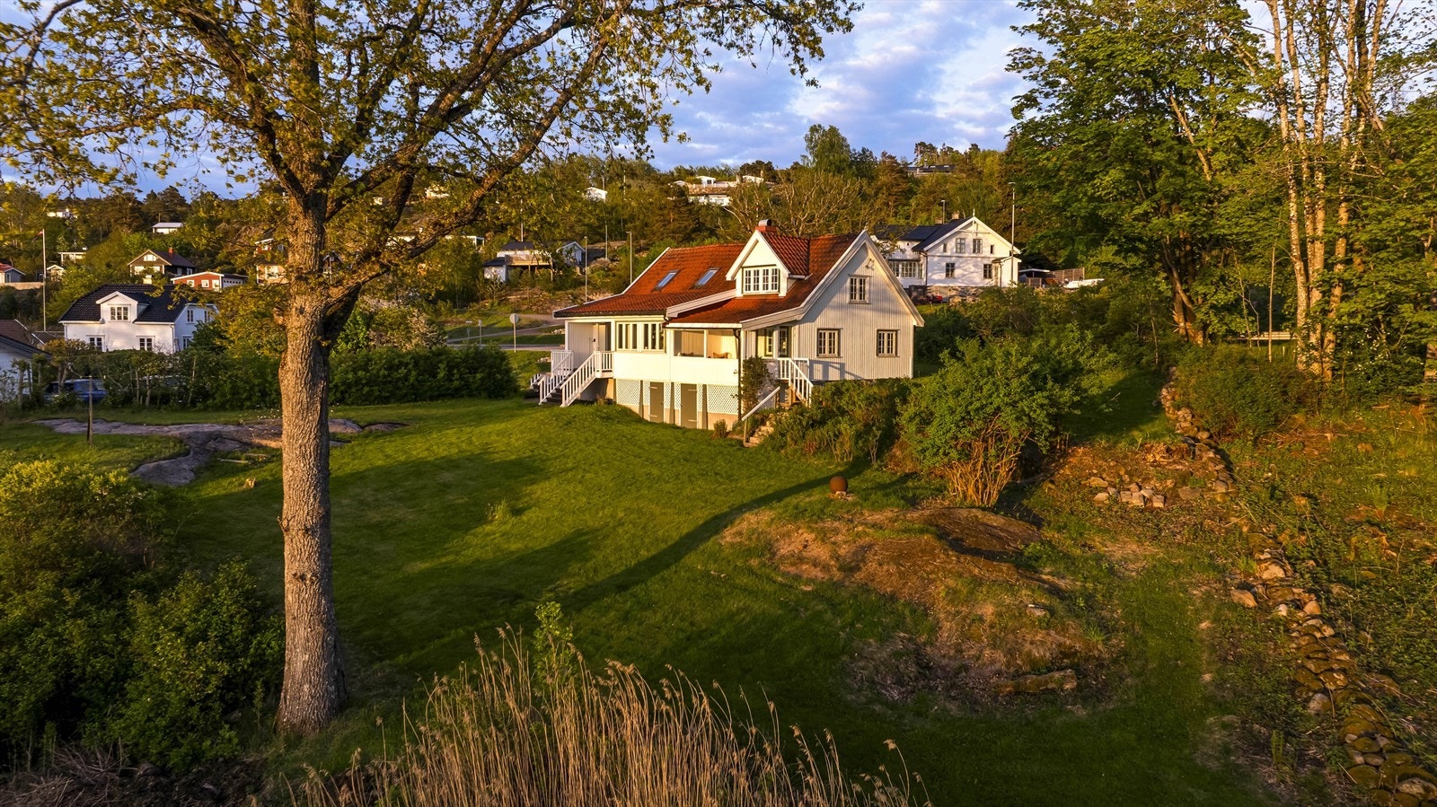 Her har du nærhet til sjøen med badeplasser, svaberg, båtliv og flotte turmuligheter langs kysten. Galleribilde