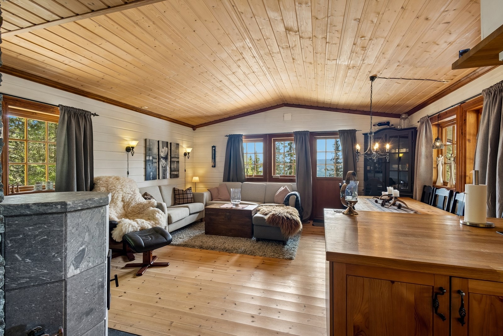 Med vindusflater i tre himmelretninger flommer det gode, naturlige dagslyset inn i rommet. Galleribilde