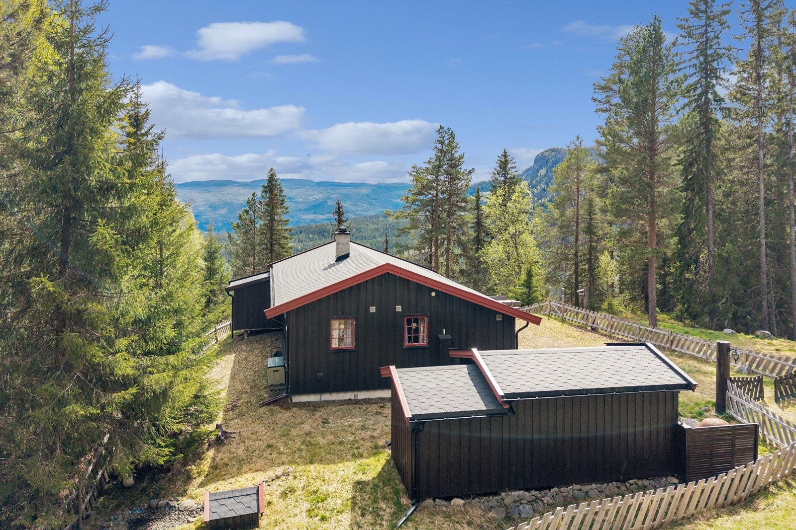 Eiendommen ligger idyllisk til i Leppdalen i Nordre Land kommune - ca 1,5 mil nordvest fra Dokka hvor du finner alt du trenger av servicetilbud. Galleribilde